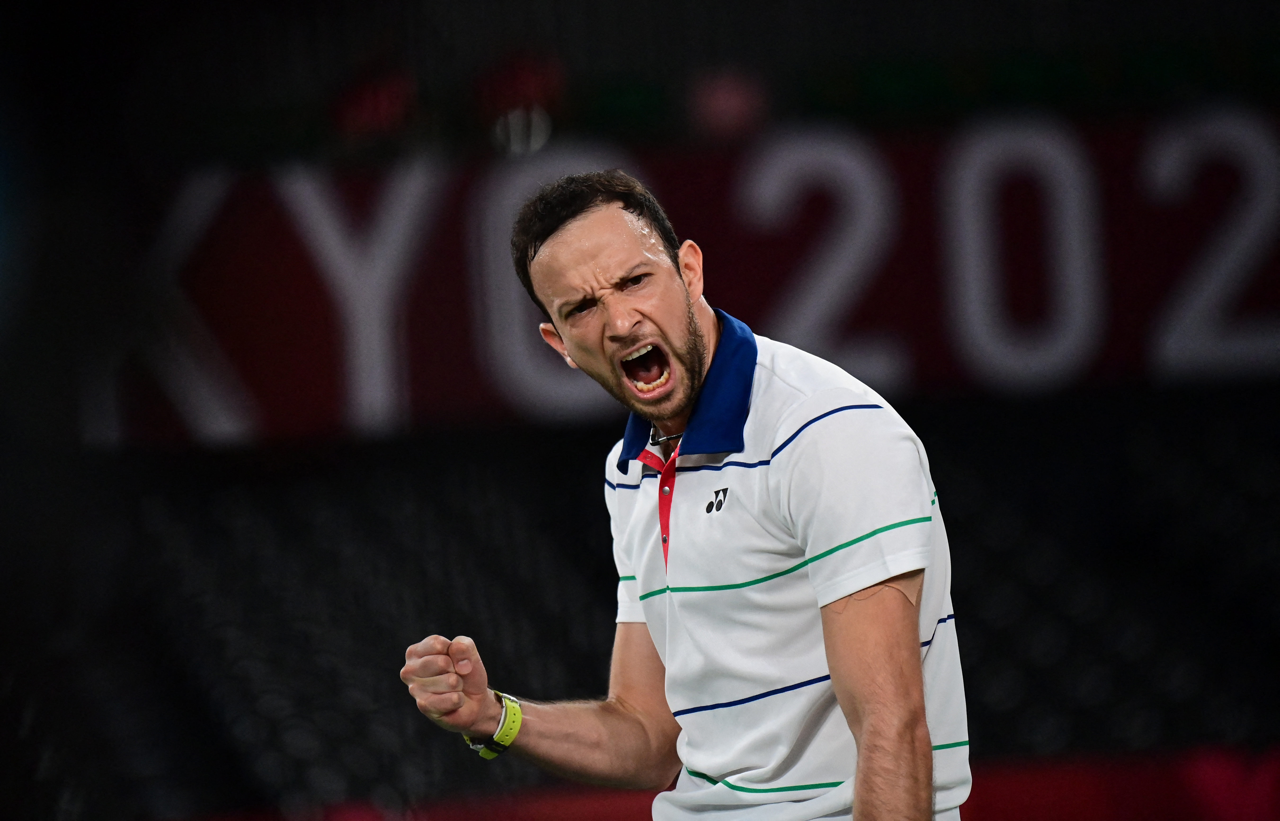 Kevin Cordón luchó hasta el final ante el danés Viktor Axelsen que avanzó a la final del bádminton en Tokio 2020. Cordón peleará por la medalla de bronce. Foto Prensa Libre: AFP.