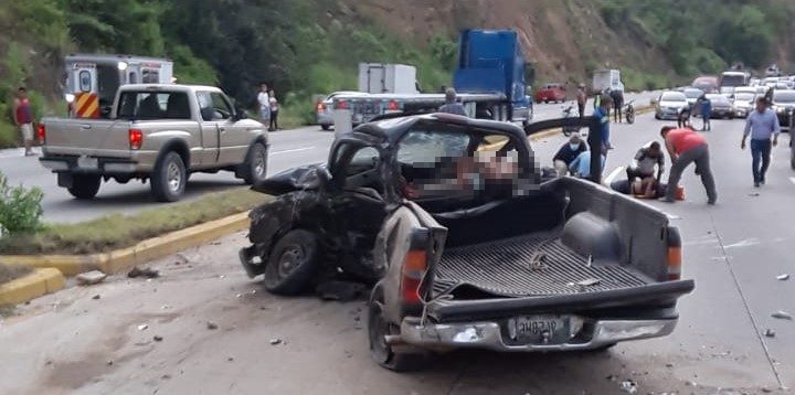 El accidente ocurrió en el kilómetro 49 de la ruta al Atlántico. (Foto Prensa Libre: Cortesía de Mario Cerón) 