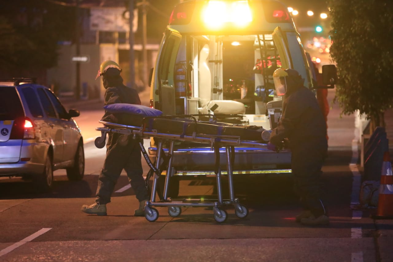 Personal del Hospital Temporal del Parque de la Industria aseguran que los servicios están saturados de pacientes de covid-19. (Foto Prensa Libre: Byron García)