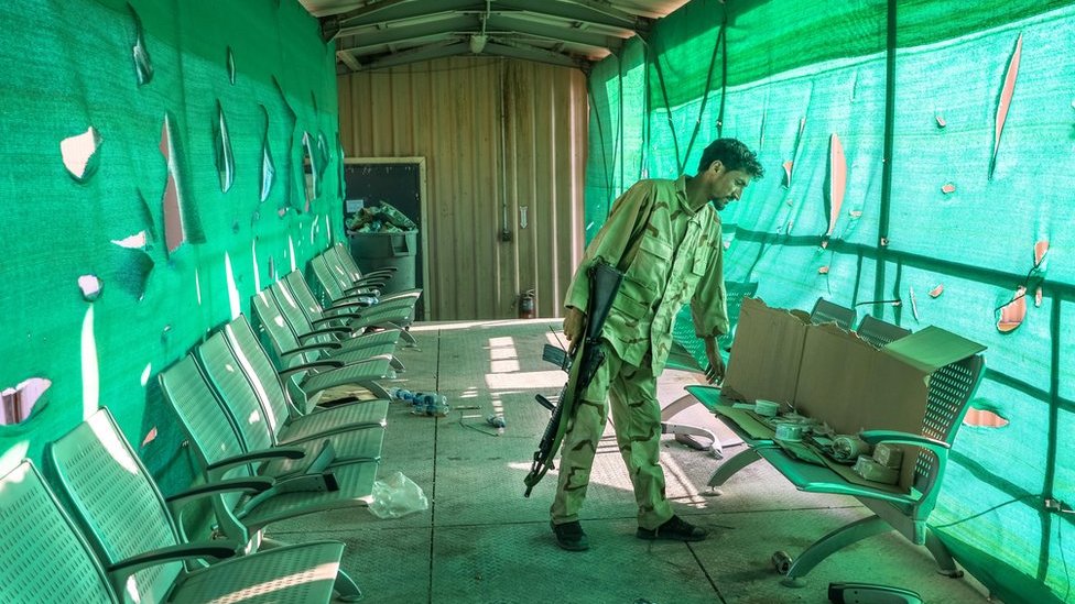 Un soldado afgano inspecciona las pertenencias dejadas atrás por el ejército de EE.UU. tras su salida de la base aérea de Bagram.