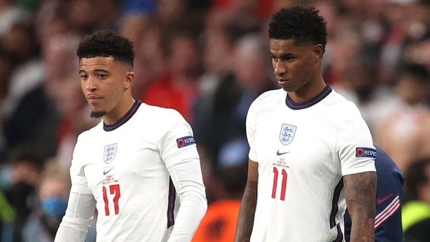 Jadon Sancho y Marcus Rashford fallaron los penaltis en la derrota de Inglaterra en la tanda de penaltis. (REUTERS)
