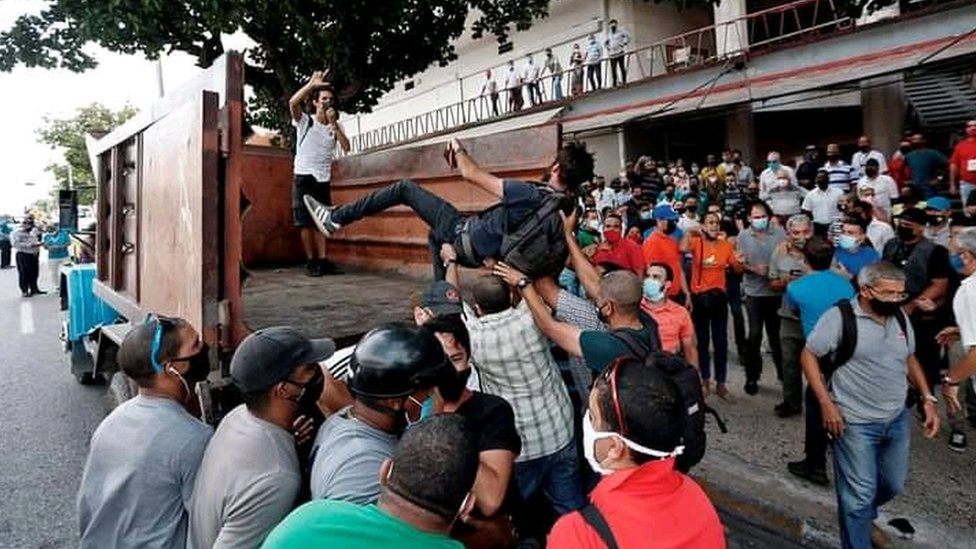 Una de las protestas del domingo ocurrió frente al Instituto Cubano de Radio y Televisión en La Habana. (YUNIOR GARCÍA)