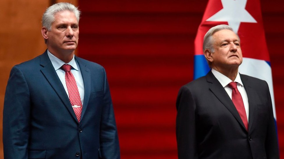 El presidente de México, Andrés Manuel López Obrador (derecha), junto a Miguel Díaz-Canel, su homólogo de Cuba (izquierda). (GETTY IMAGES)