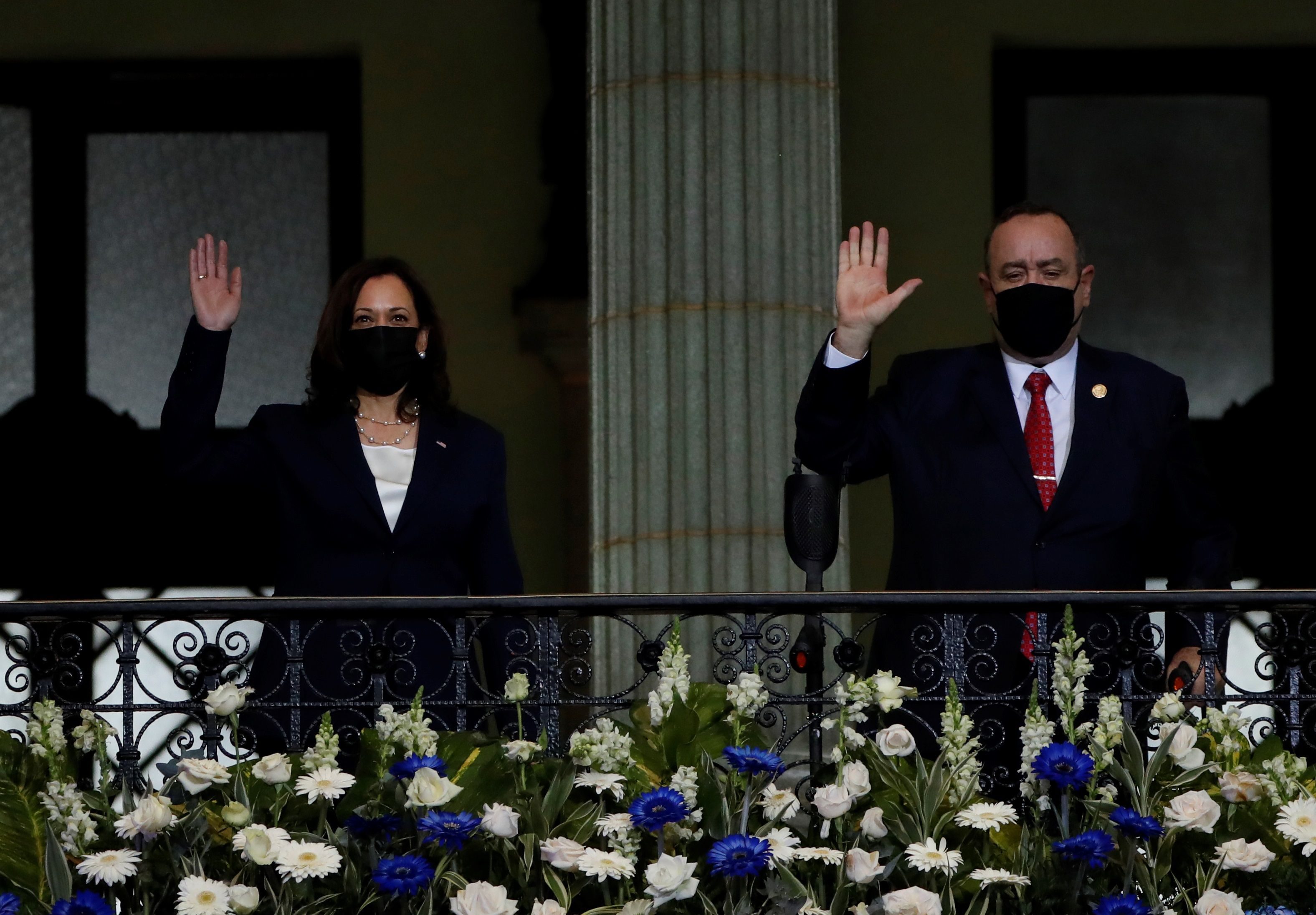 La vicepresidenta de Estados Unidos, Kamala Harris (i), y el presidente de Guatemala, Alejandro Giammattei, saludan tras una reunión en el Palacio Nacional de la Cultura, en Ciudad de Guatemala para una reunión en la que abordarán la migración ilegal y otros temas. (Foto Prensa Libre: EFE)