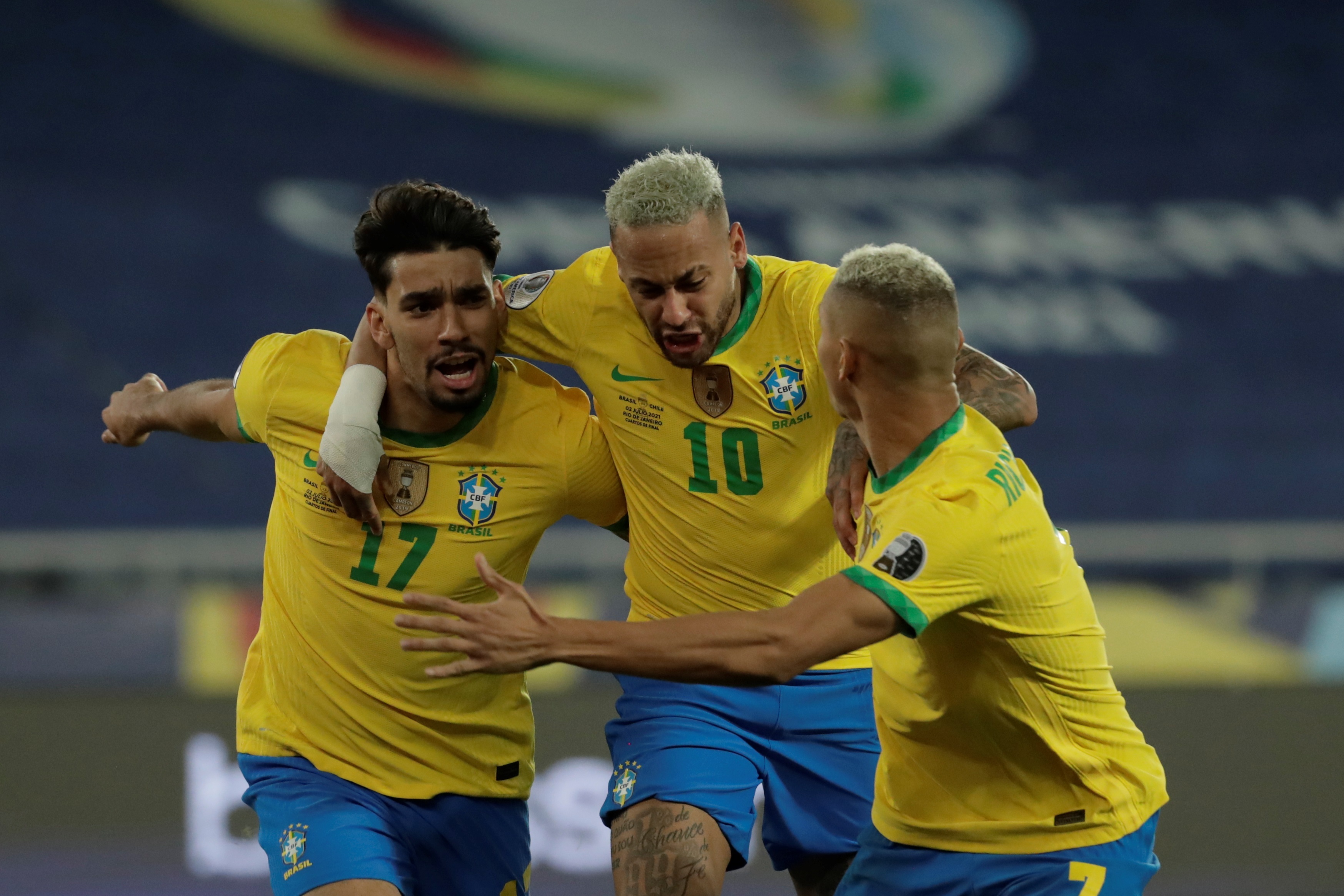 Lucas Paquetá, de Brasil, celebra con sus compañeros Neymar Jr  y Richarlison tras anotar contra Chile.
 (Foto Prensa Libre: EFE).