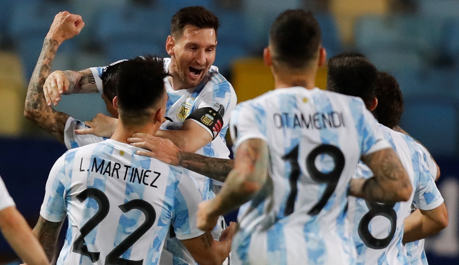 Lionel Messi celebra tras anotar contra Ecuador en Goiania, Brasil. (Foto Prensa Libre: EFE)