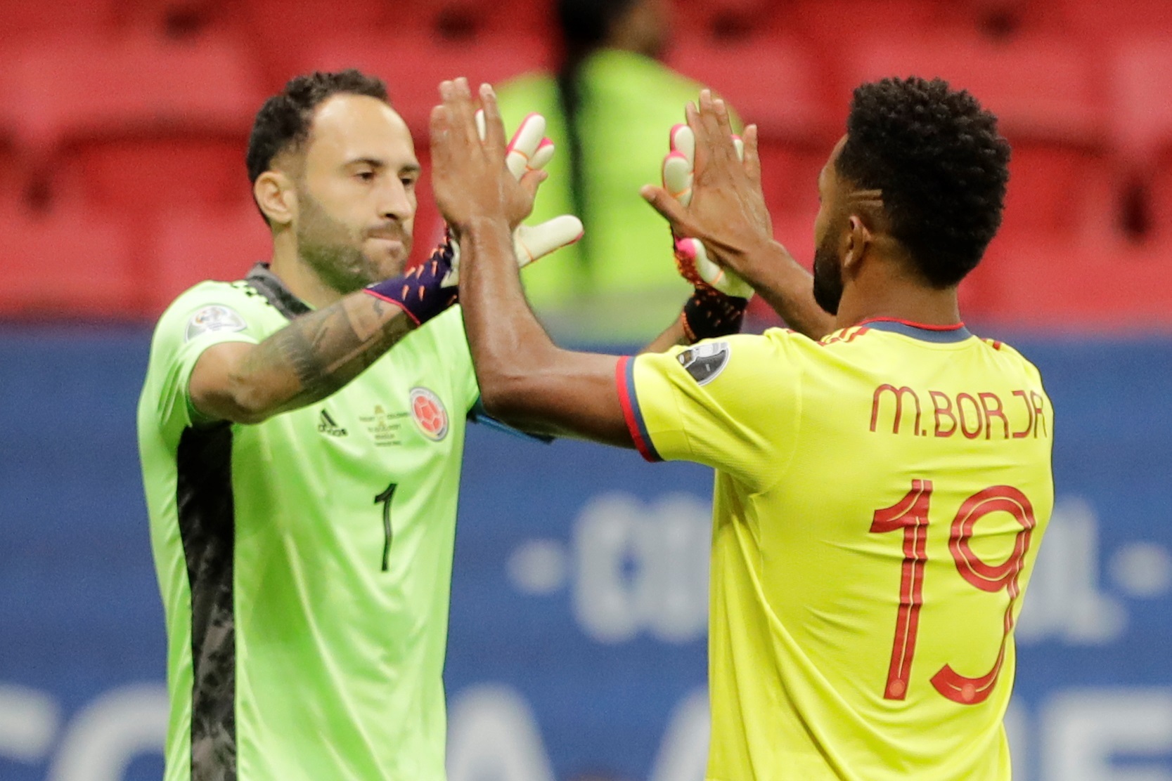 Miguel Ángel Borja celebra con su arquero David Ospina tras anotar durante la tanda de penales contra Uruguay. (Foto Prensa Libre: EFE)