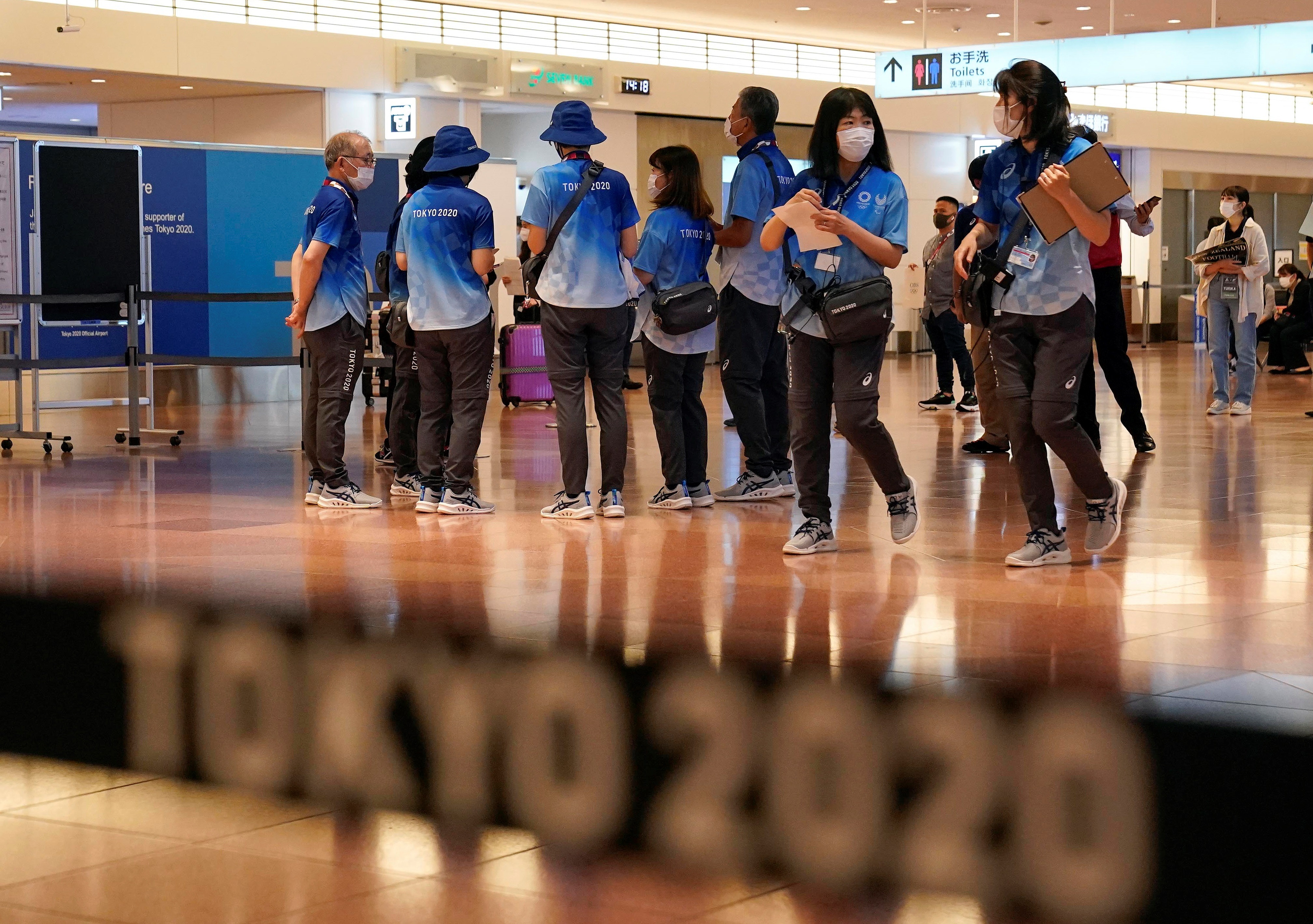 Los Juegos Olímpicos de Tokio 2020 serán sin espectadores y bajo estado de emergencia por el aumento de casos de covid-19. En la foto voluntarios reciben a delegaciones que comienzan a llegar a aquella nación. Foto Prensa Libre: EFE.