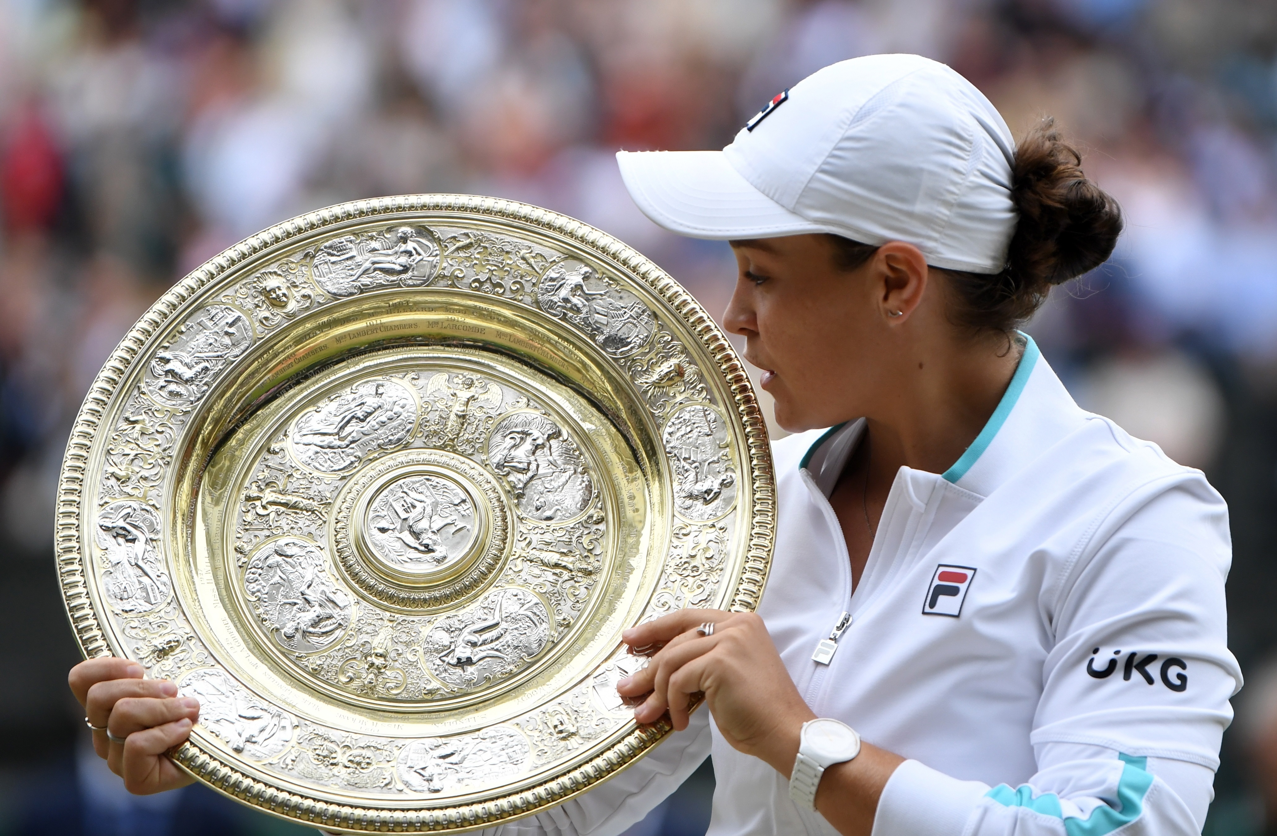 Ashleigh Barty celebra su triunfo ante Karolina Pliskova de República Checa en Wimbledon. (Foto Prensa Libre: EFE)