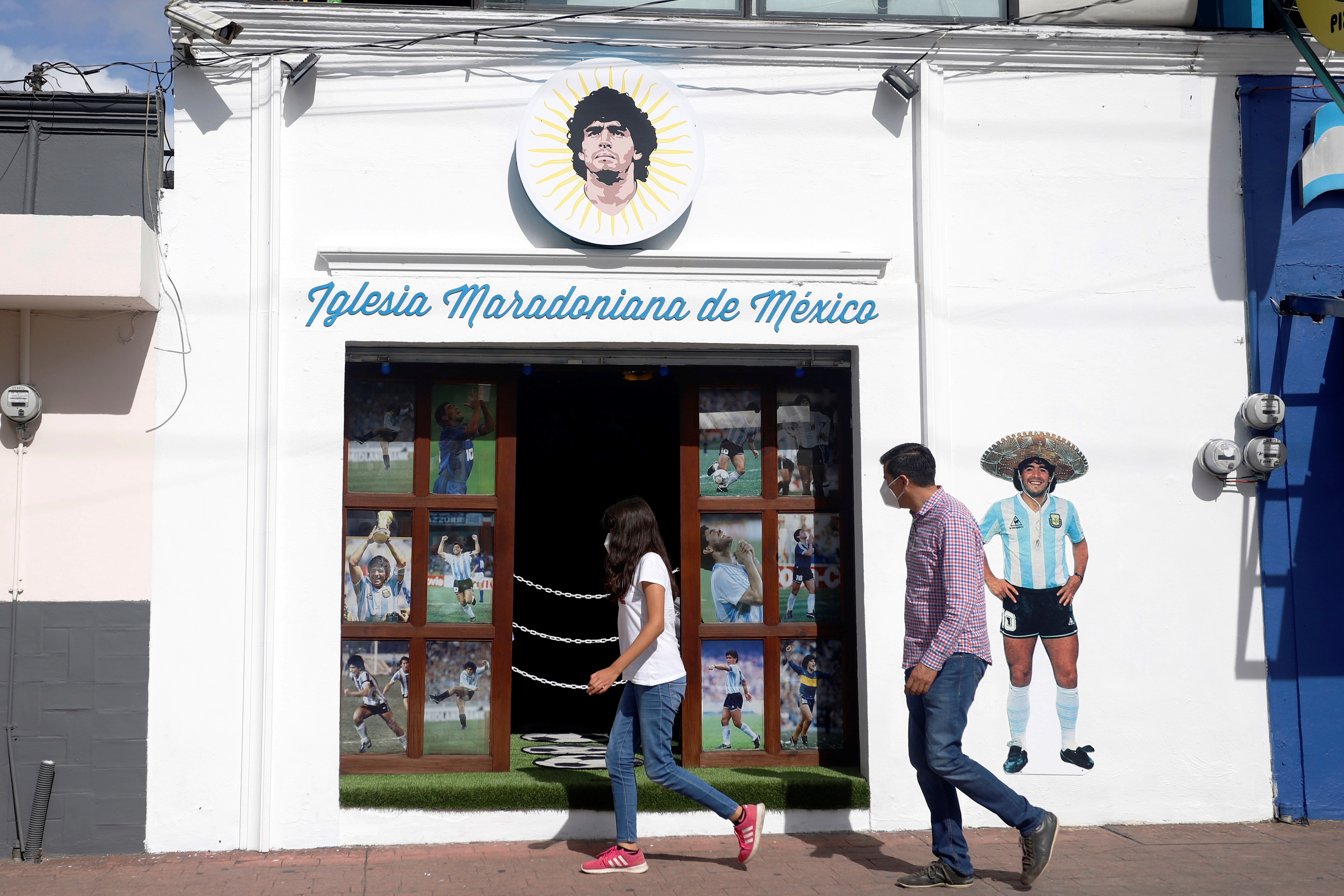 Fachada de la Iglesia Maradoniana, donde se pueden observar fotografías y un altar dedicado al exfutbolista argentino Diego Armando Maradona. (Foto Prensa Libre: EFE)