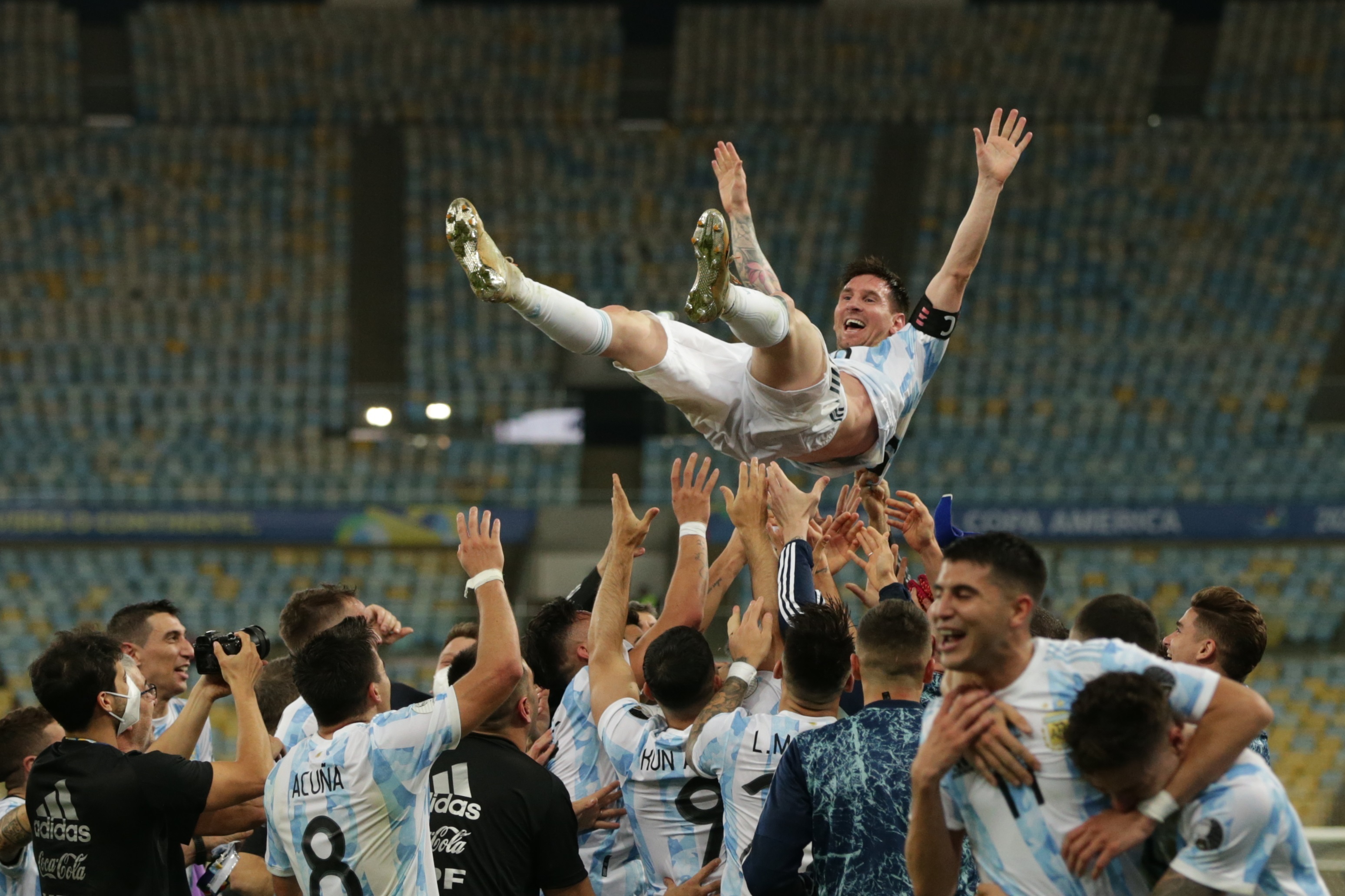 Jugadores de Argentina alzan a su compañero Lionel Messi durante la celebración del triunfo ante Brasil, en la final de la Copa América en el estadio Maracaná. Foto Prensa Libre: EFE.