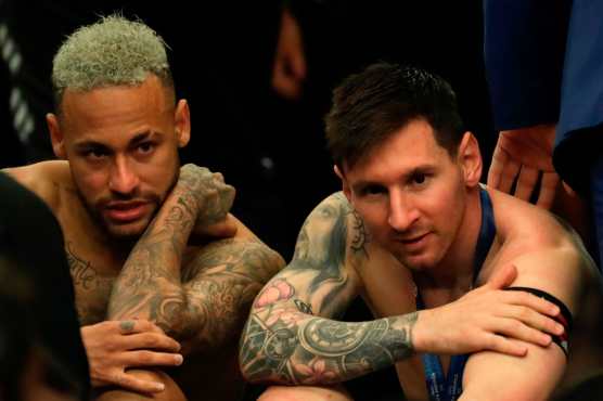 Lionel Messi habla con Neymar tras la final de la Copa América. (Foto Prensa Libre: EFE)