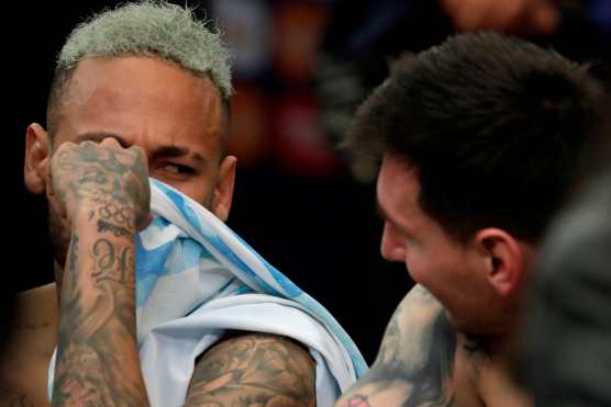 Lionel Messi habla con Neymar tras la final de la Copa América. (Foto Prensa Libre: EFE)