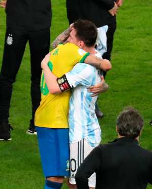 Lionel Messi habla con Neymar tras la final de la Copa América. (Foto Prensa Libre: EFE)