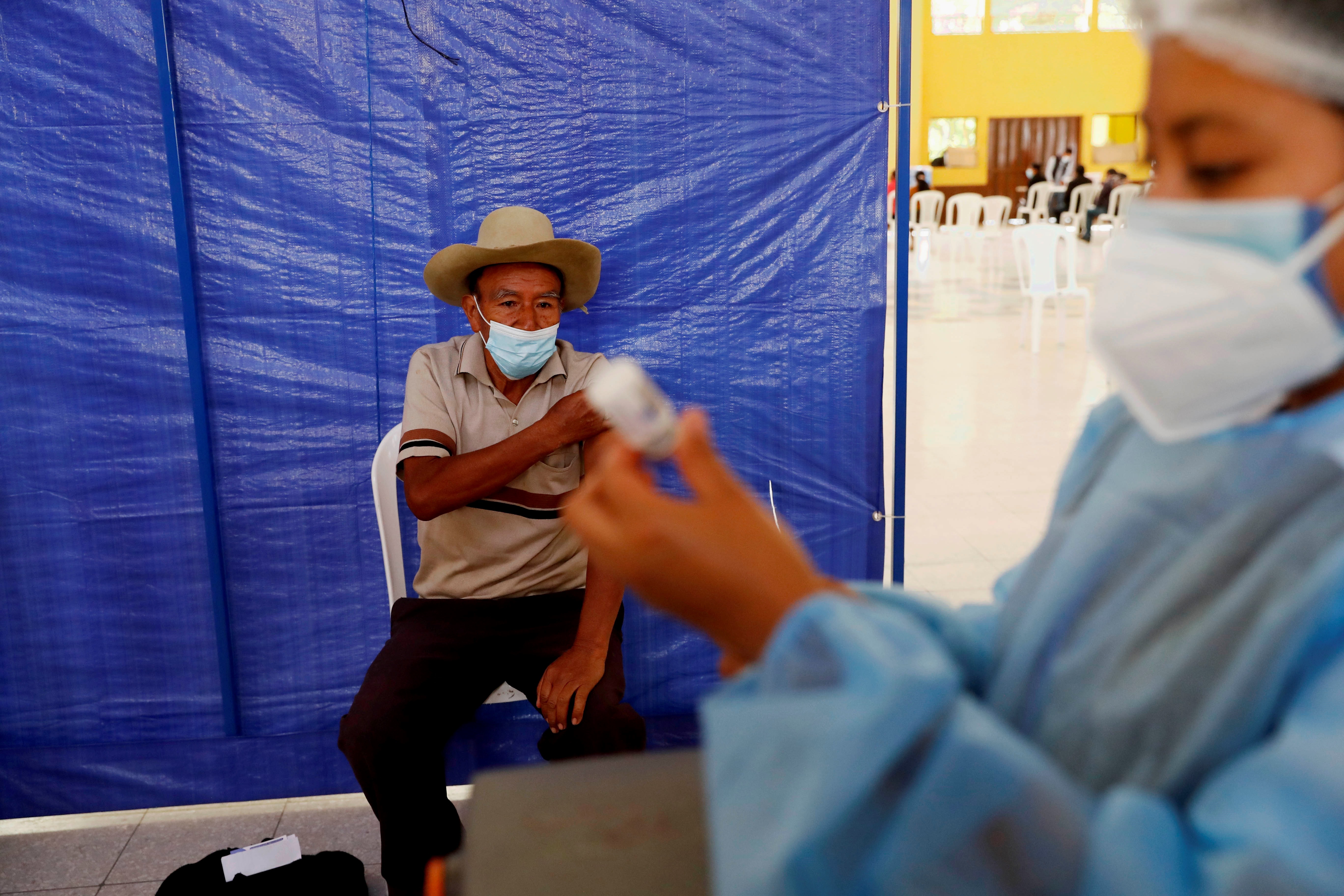 Personas son vacunadas con la segunda dosis de la vacuna AstraZeneca, el 15 de julio de 2021 en San Juan Sacatepéquez. (Foto Prensa Libre: EFE)