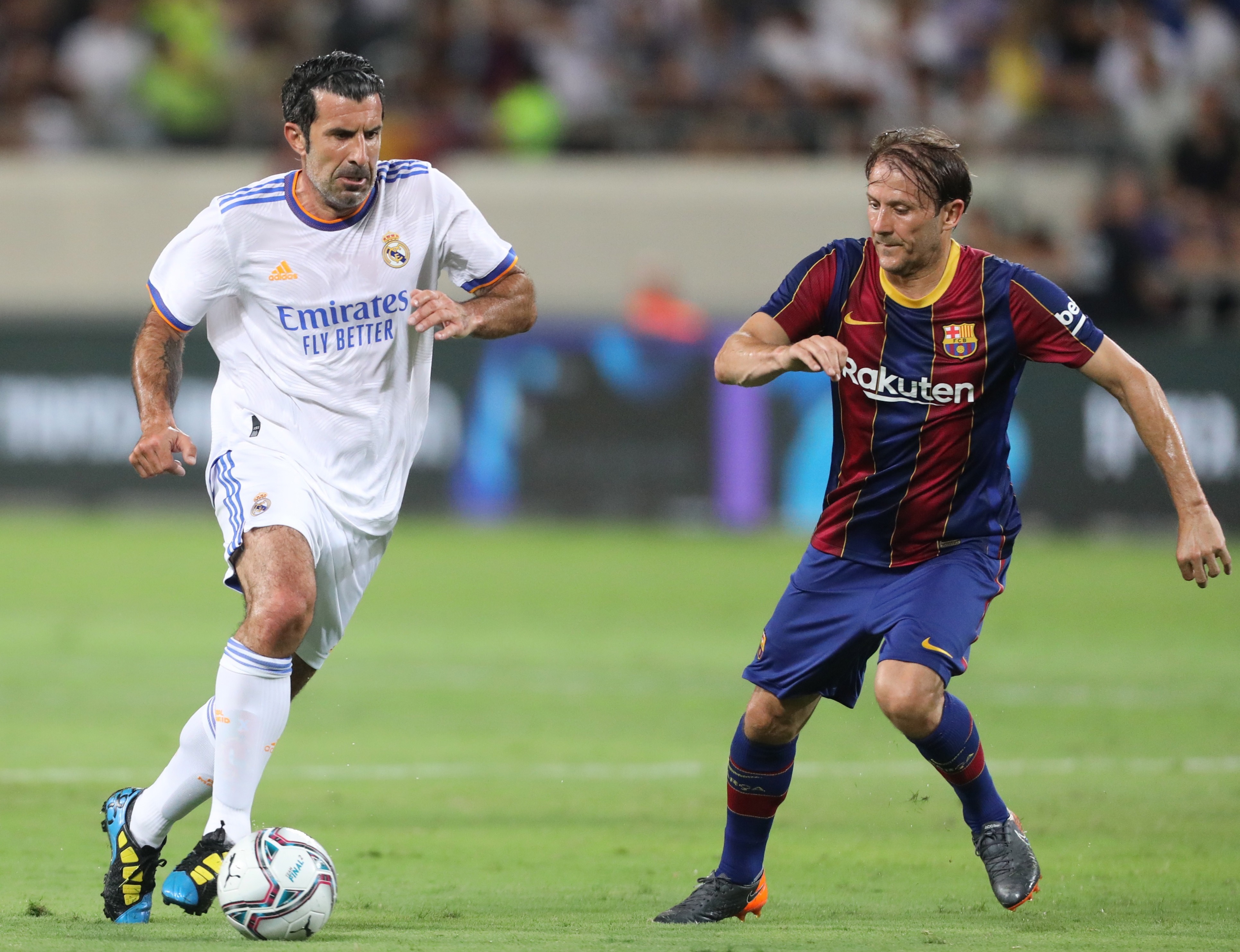 Ronald De Boer (D) del Barcelona en una acción contra Luis Figo del Real Madrid durante El Clásico de Leyendas que jugaron en Tel Aviv, Israel, el 20 de julio. Foto Prensa Libre: EFE.