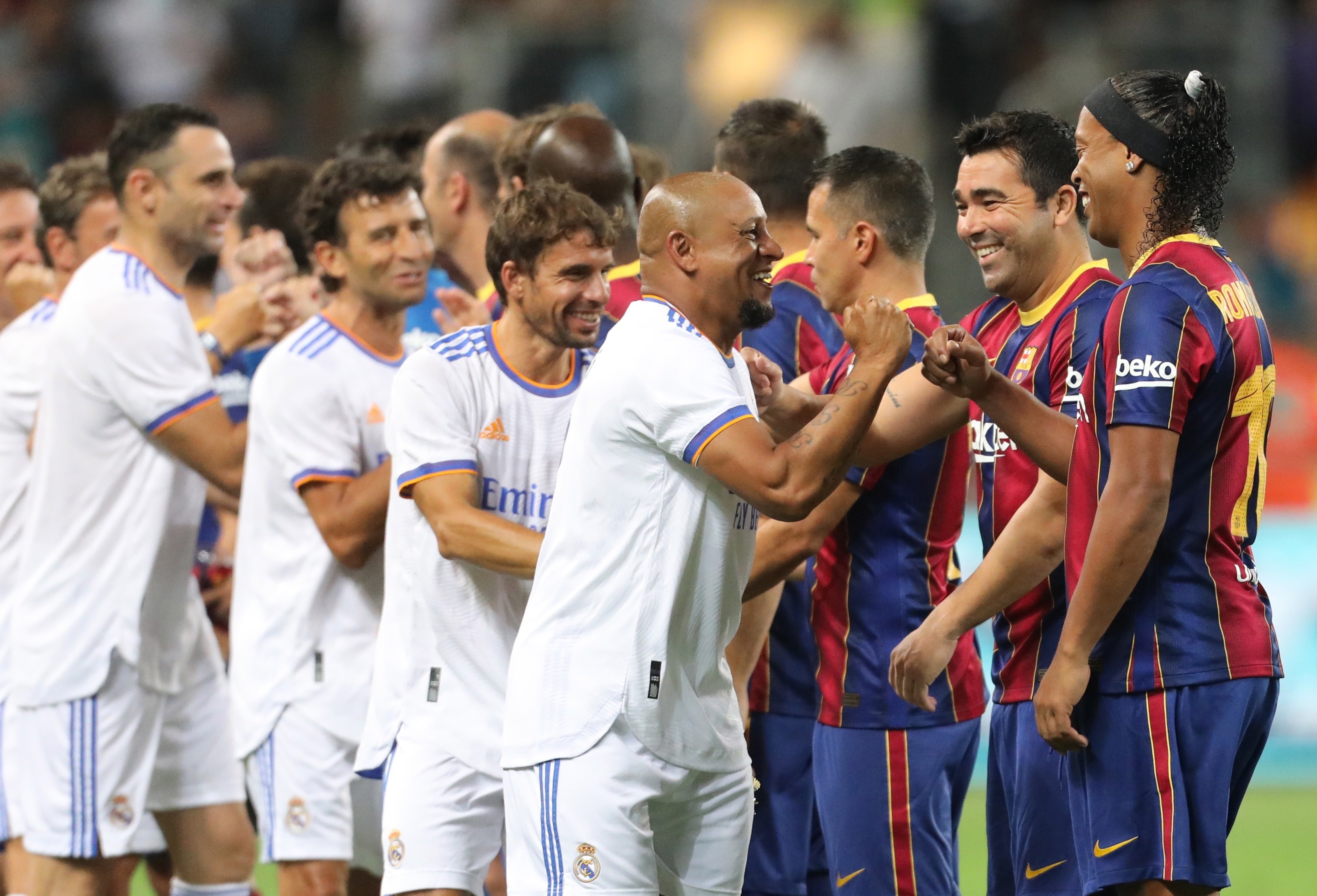 Ronaldinho (D) del  Barcelona se saluda con Roberto Carlos del Real Madrid durante El Clásico de Leyendas que disputaron en el estadio Bloomfield en Tel Aviv, Israel. Foto Prensa Libre: EFE.