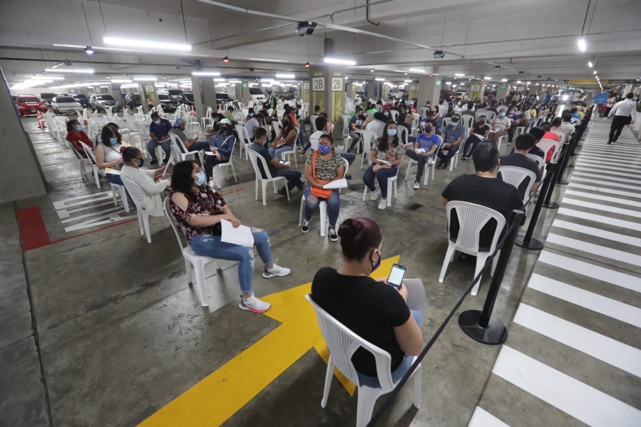 Algunos centros comerciales han habilitado puestos de vacunación ante el creciente número de contagios. (Foto Prensa Libre: Érick Ávila)