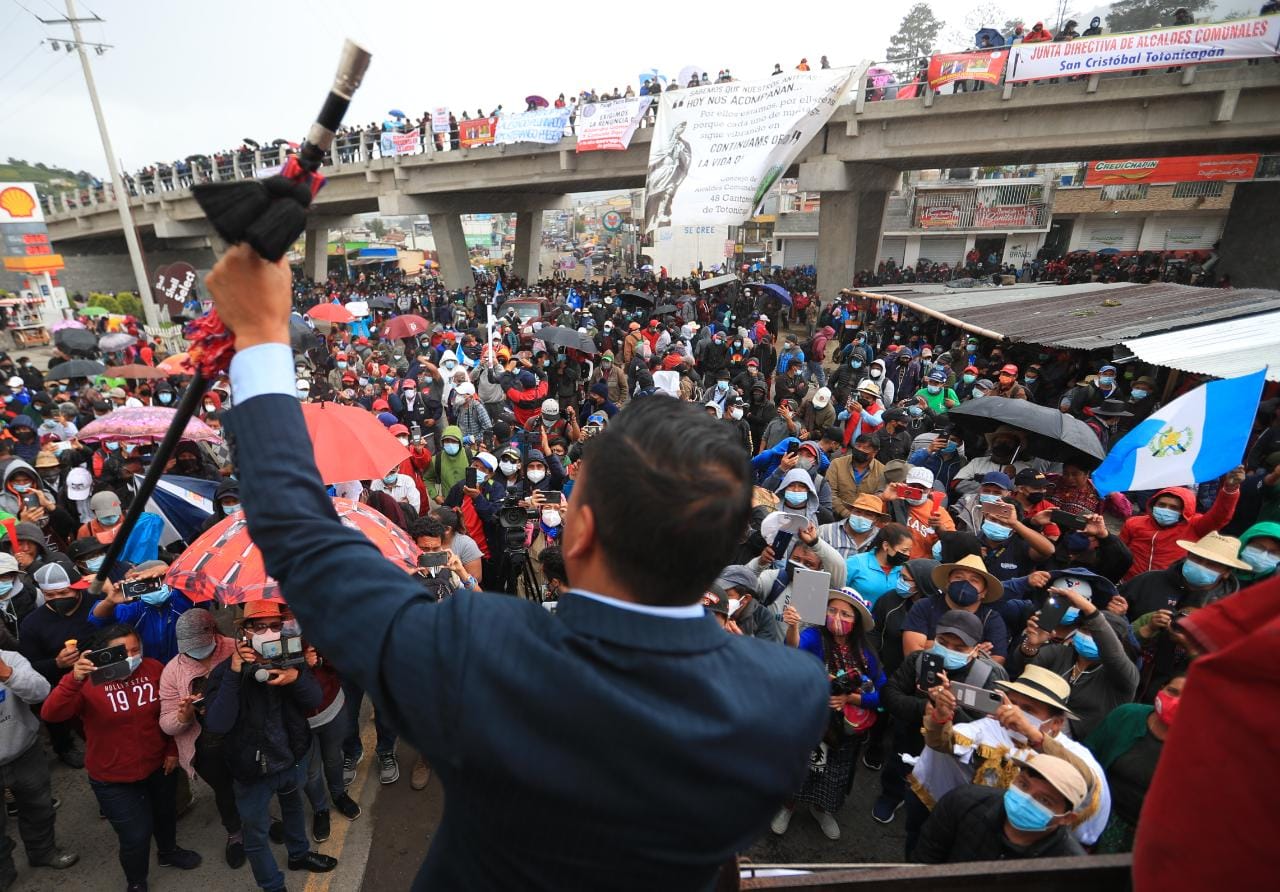 En Cuatro Caminos, Totonicapán, líderes indígenas protestan contra la corrupción en Guatemala. (Foto Prensa Libre: Carlos Hernández)