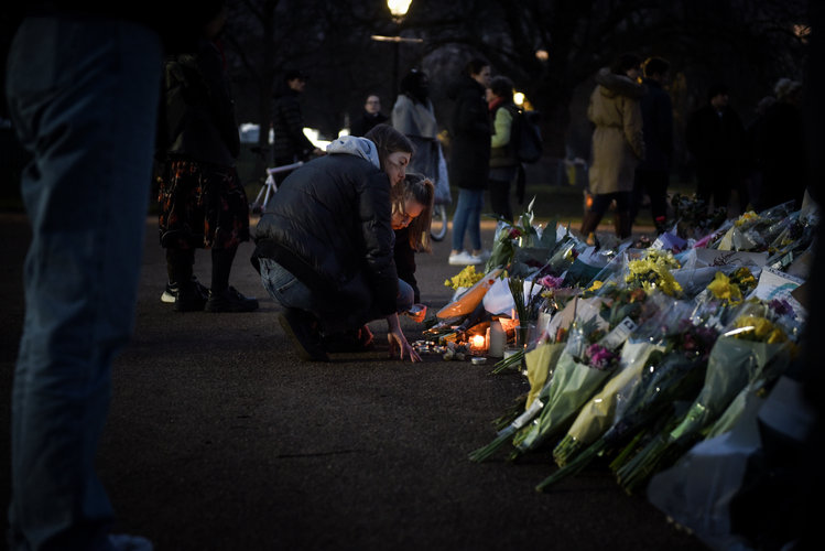  Violaciones reportadas en Gran Bretaña rara vez se enjuician. Flores en Londres a Sarah Everard, una víctima. (Mary Turner para The New York Times) 