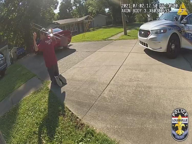 El hombre fue sometido por la policía para liberar a la pequeña. (Foto captura de pantalla video Police Lousville). 