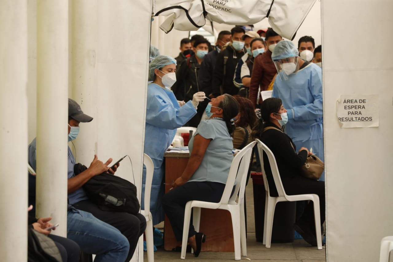 La población guatemalteca se encuentra en un punto crítico de contagios por el coronavirus. (Foto Prensa Libre: Esbin García)