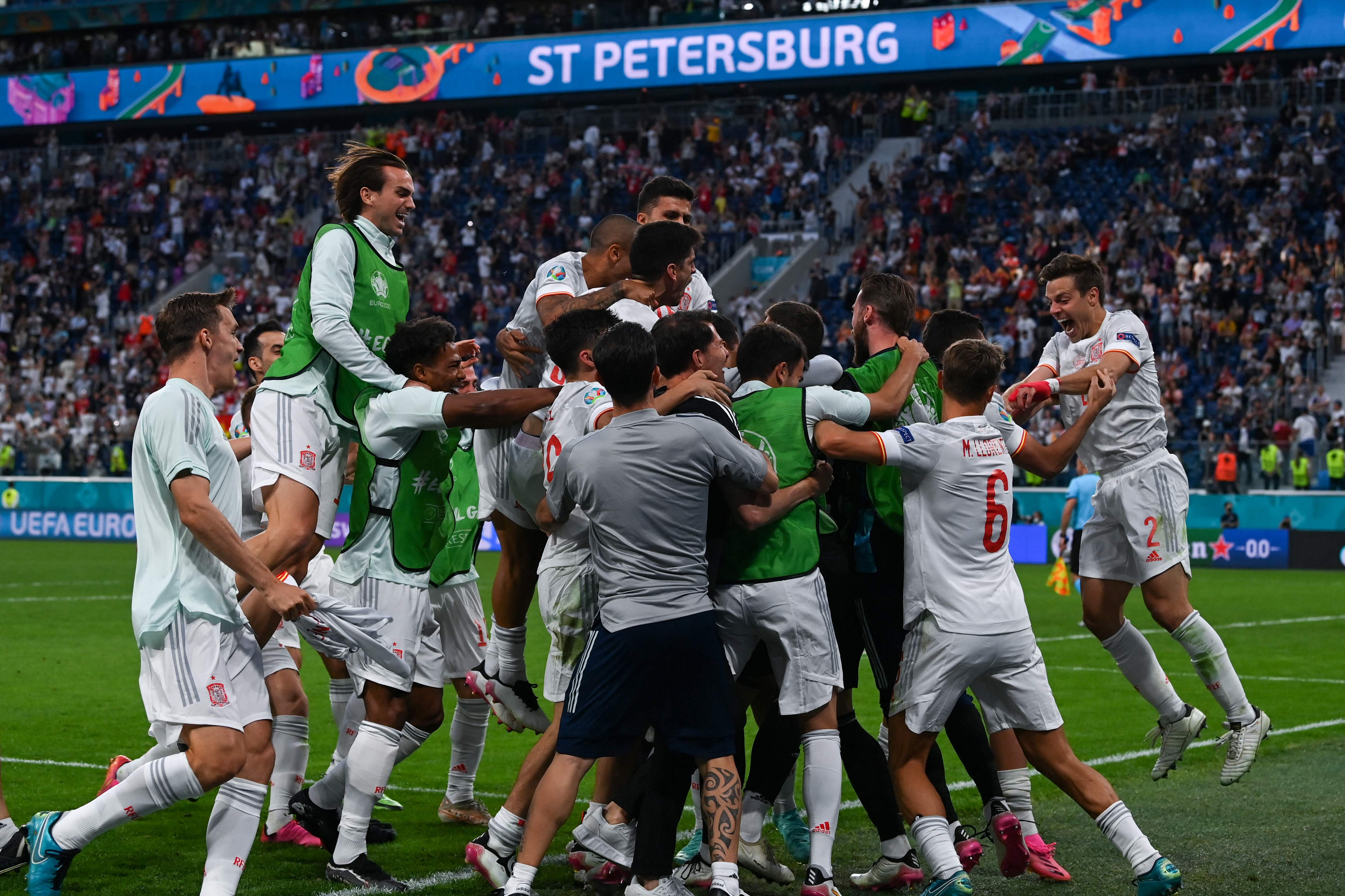 Los jugadores españoles celebran la clasificación a semifinales. (Foto Prensa Libre: AFP)