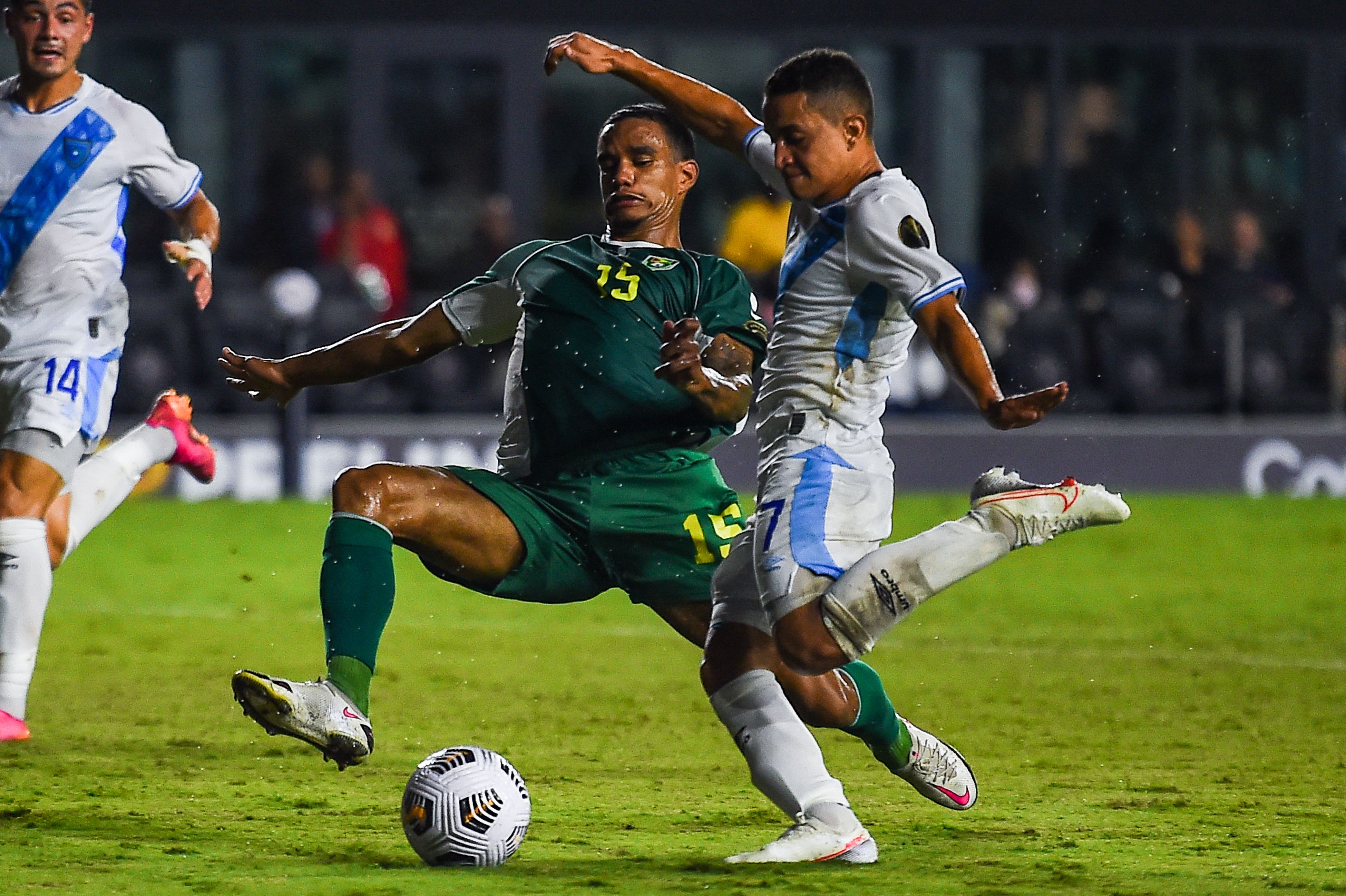 Terence Vancooten de Guyana y Marvin Ceballos disputan el balón. (Foto Prensa Libre: AFP)