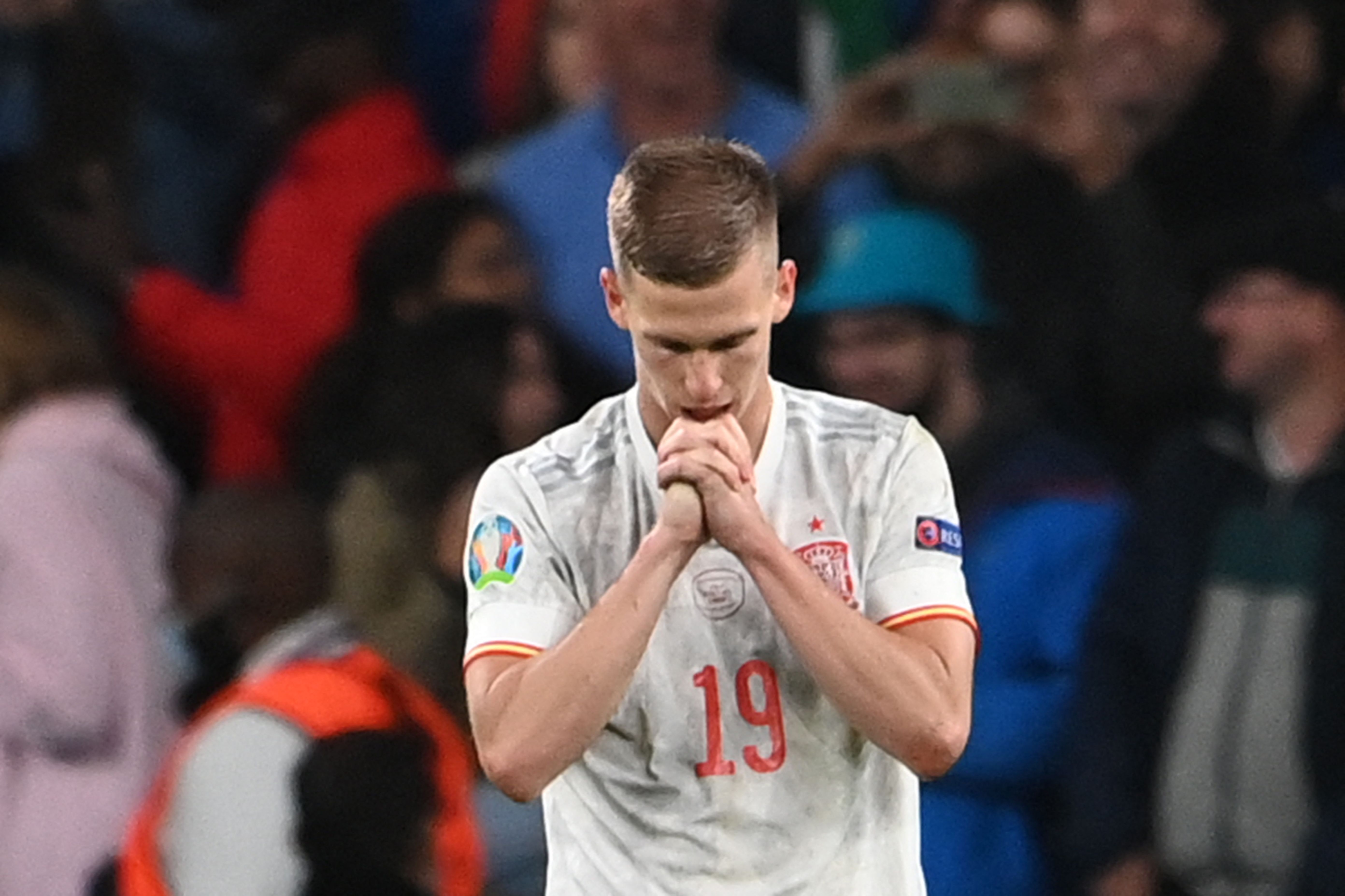 Dani Olmo se lamenta después de haber fallado un penalti ante Italia. Foto Prensa Libre: AFP.