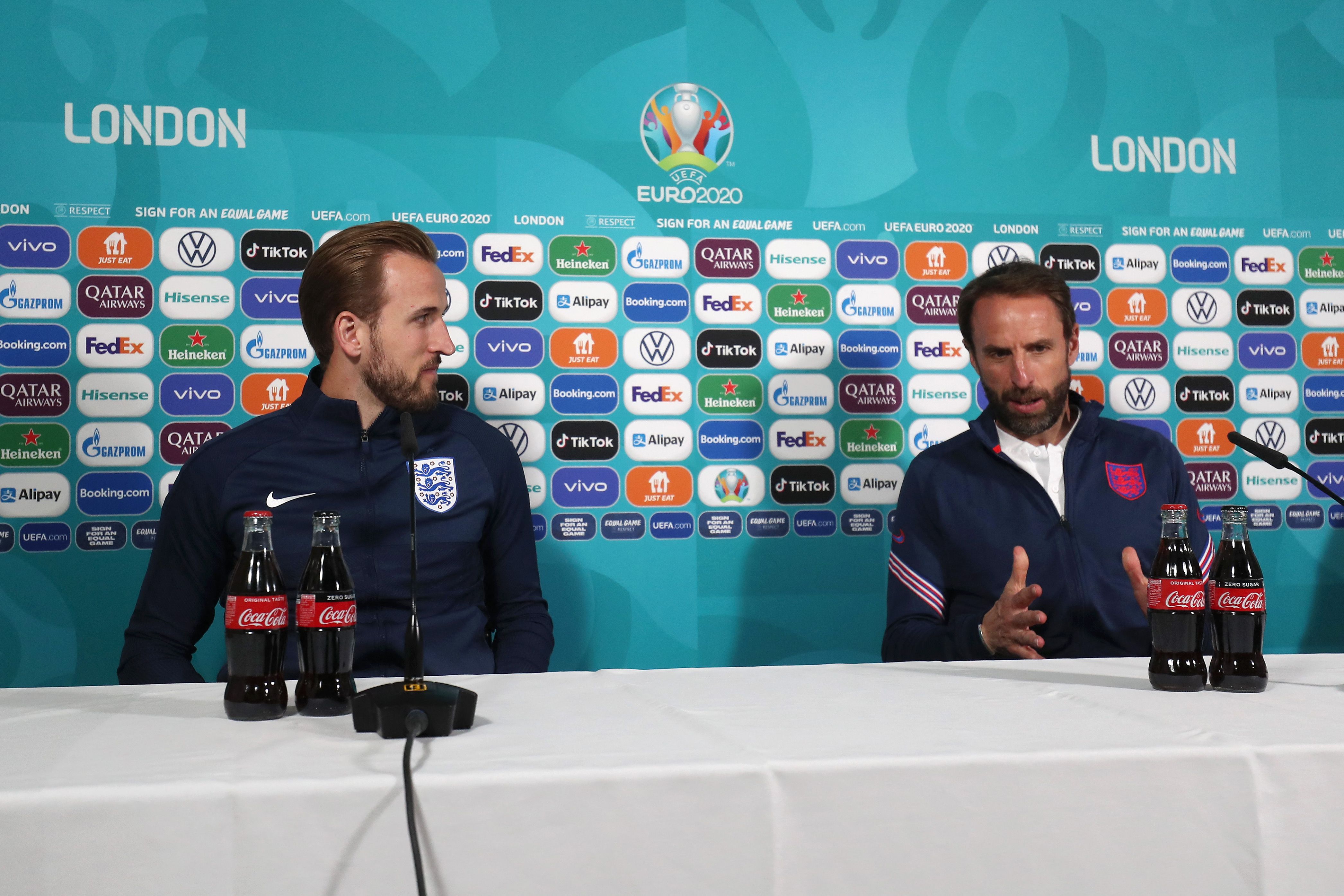 Gareth Southgate (R) y Harry Kane en conferencia de prensa antes de enfrentar a Italia en la final de la Eurocopa. (Foto Prensa Libre: AFP)