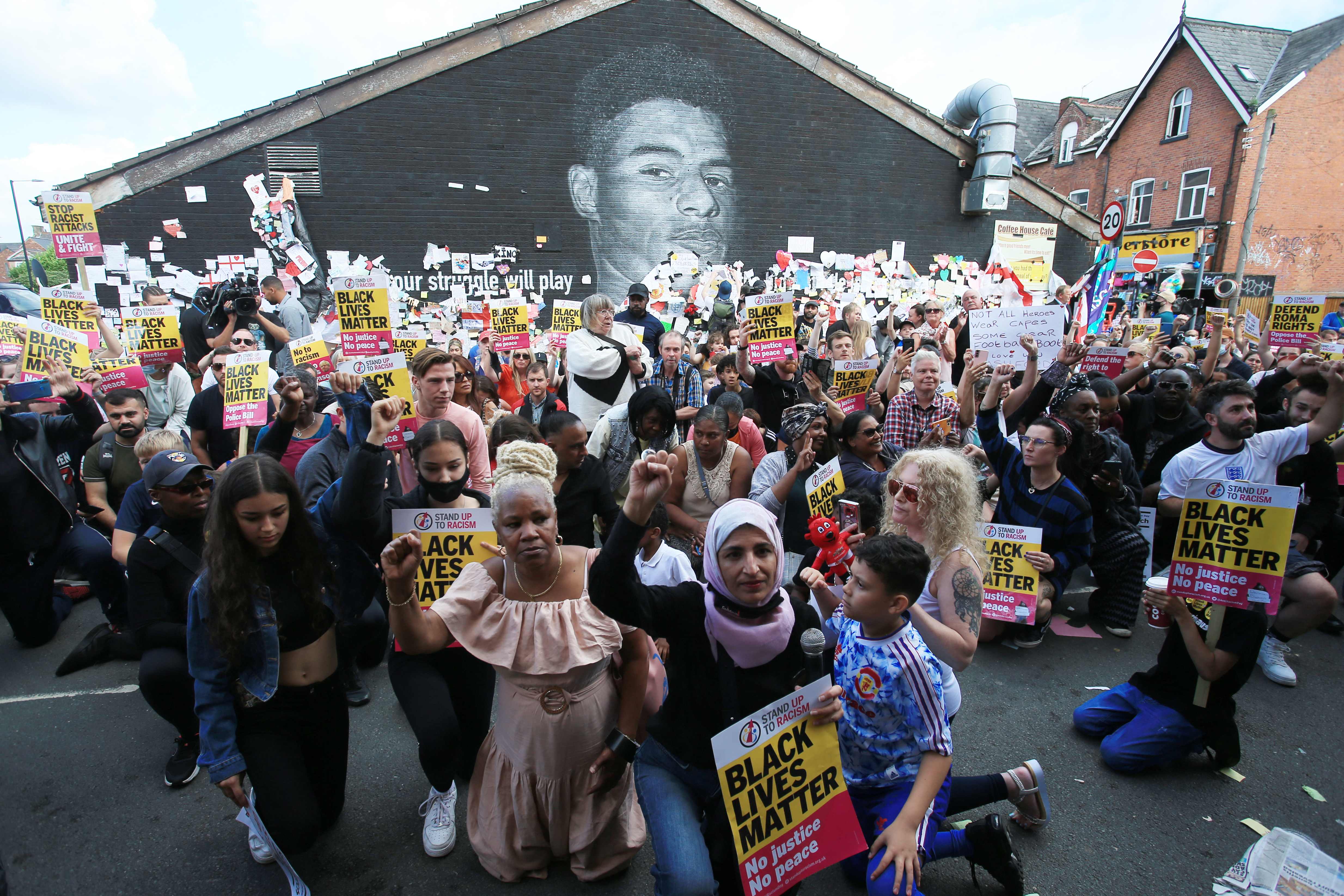 El mural de Rashford se ha convertido en el punto de reunión para protestar contra el racismo en Inglaterra. (Foto Prensa Libre: EFE).