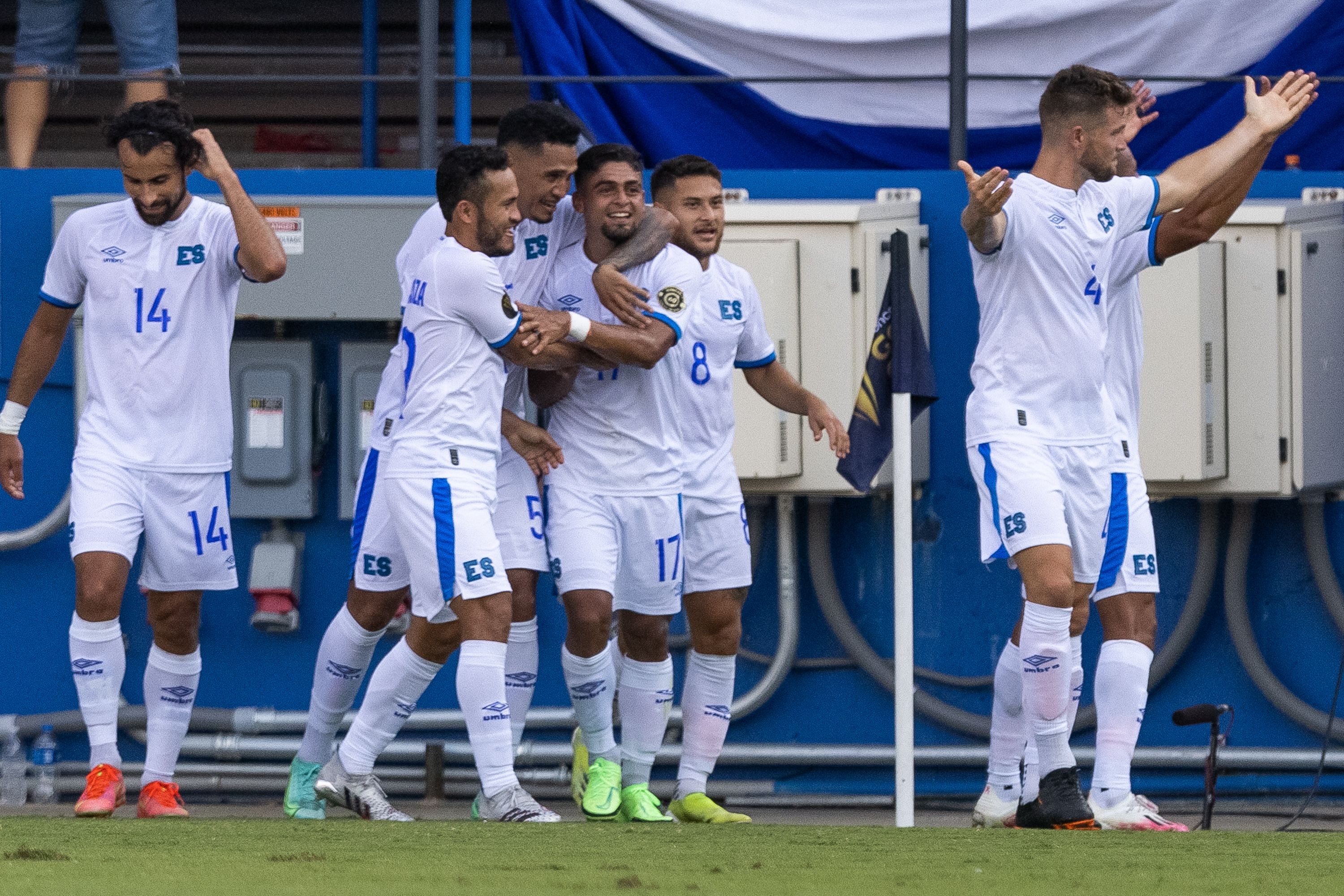 Jugadores de El Salvador  festejan frente a Trinidad y Tobago. (Foto Prensa Libre: AFP)