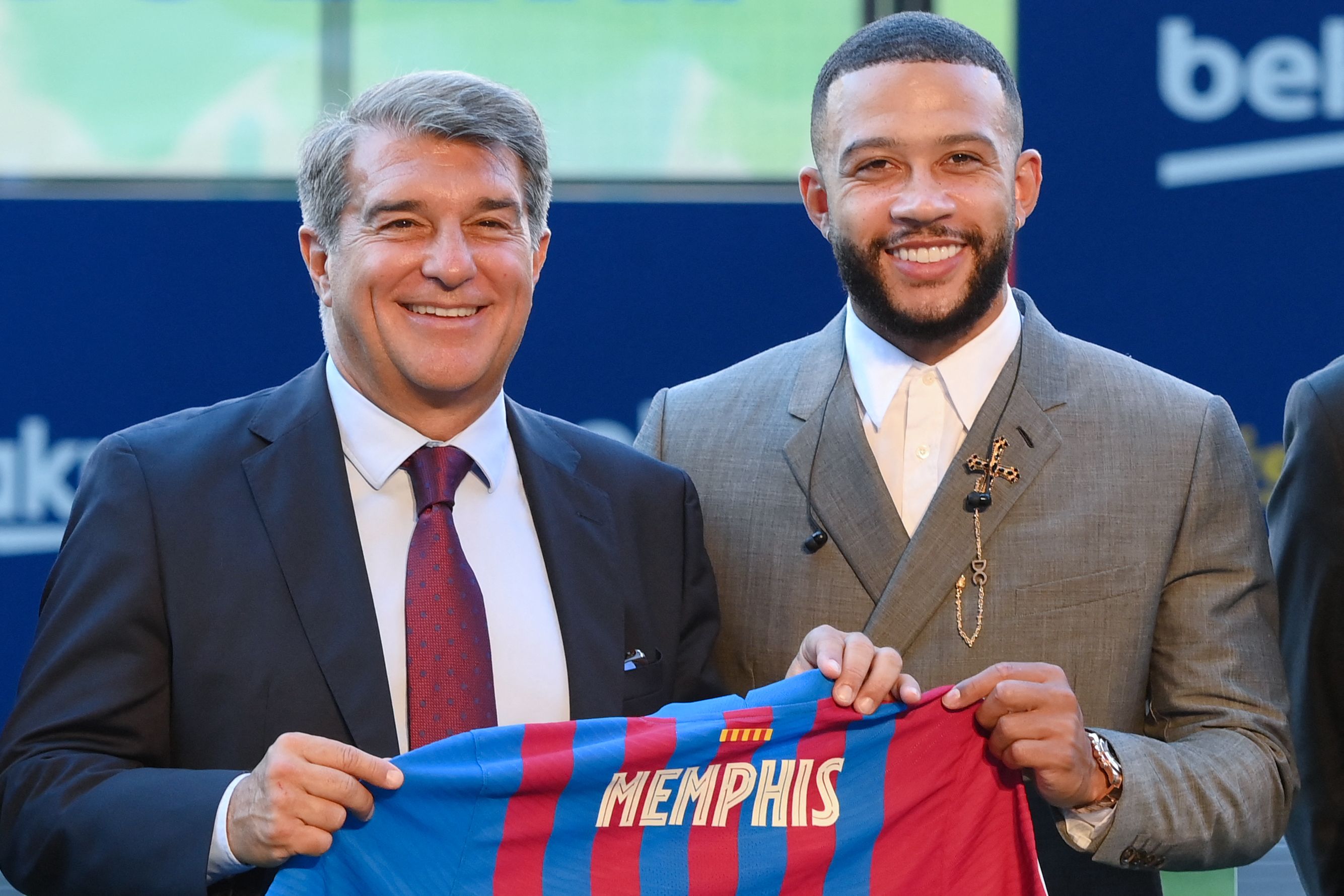 El nuevo delantero del Barcelona Memphis Depay posa con el presidente del club, Joan Laporta durante la presentación oficial en el Camp Nou. Foto Prensa Libre: AFP.