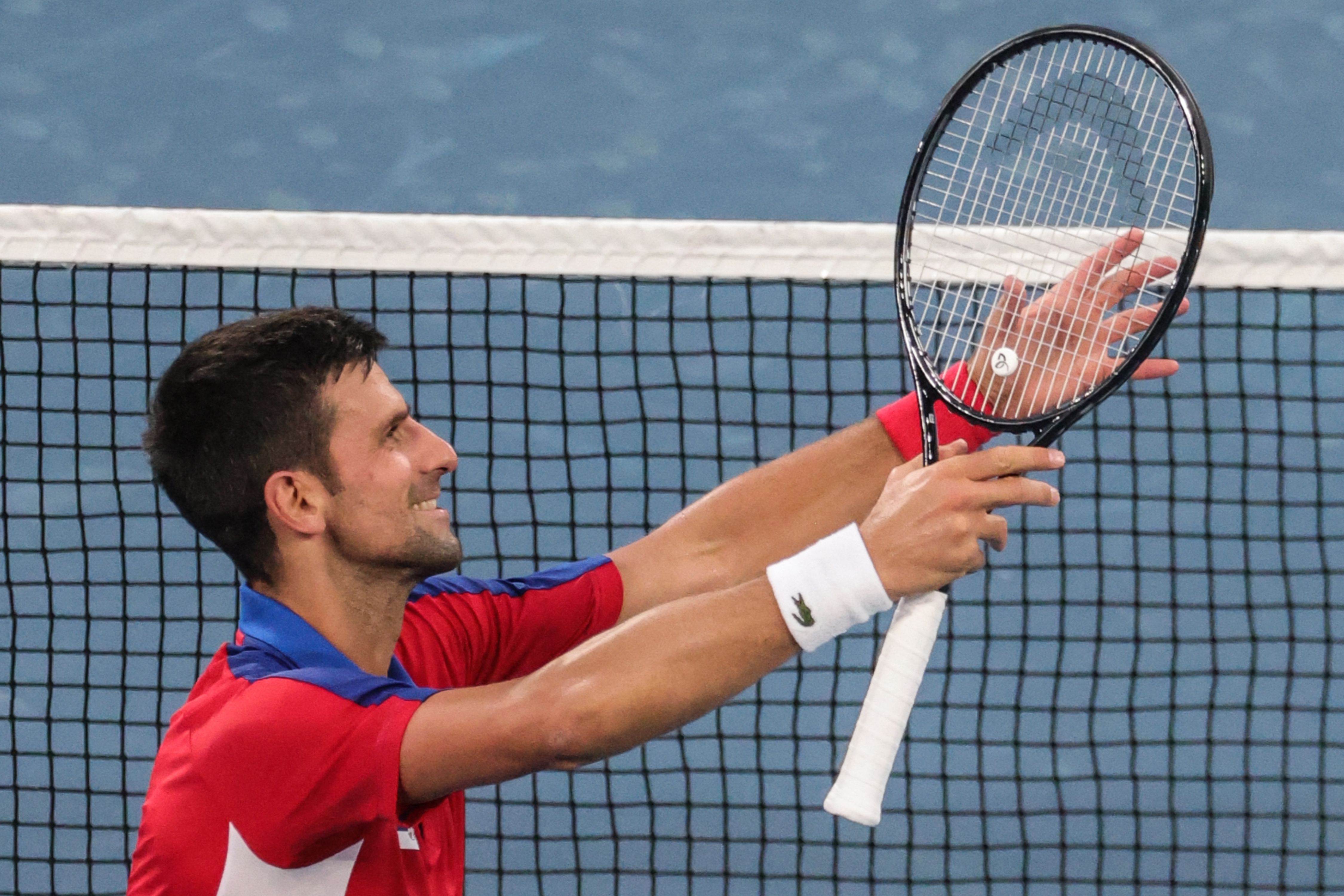 El serbio Novak Djokovic celebra su victoria ante el alemán Jan-Lennard Struff en la segunda ronda de tenis que se disputó en el Ariake Tennis Park en Tokio. Foto Prensa Libre: AFP.