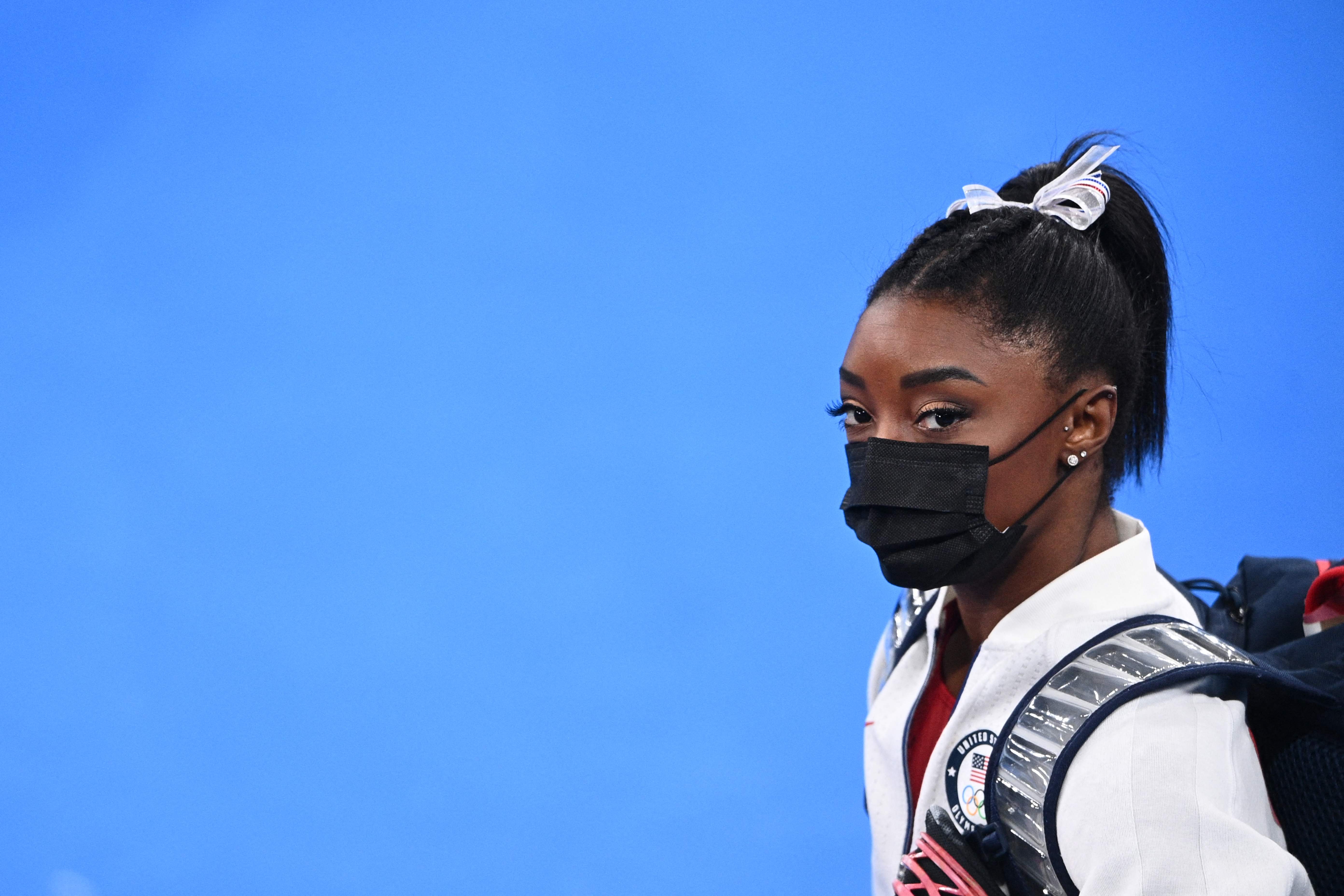 Simone Biles, gimnasta estadounidense que no pudo concluir una de las competencias y aseguró que se tiene que concentrar más en su salud mental. (Foto Prensa Libre: AFP)