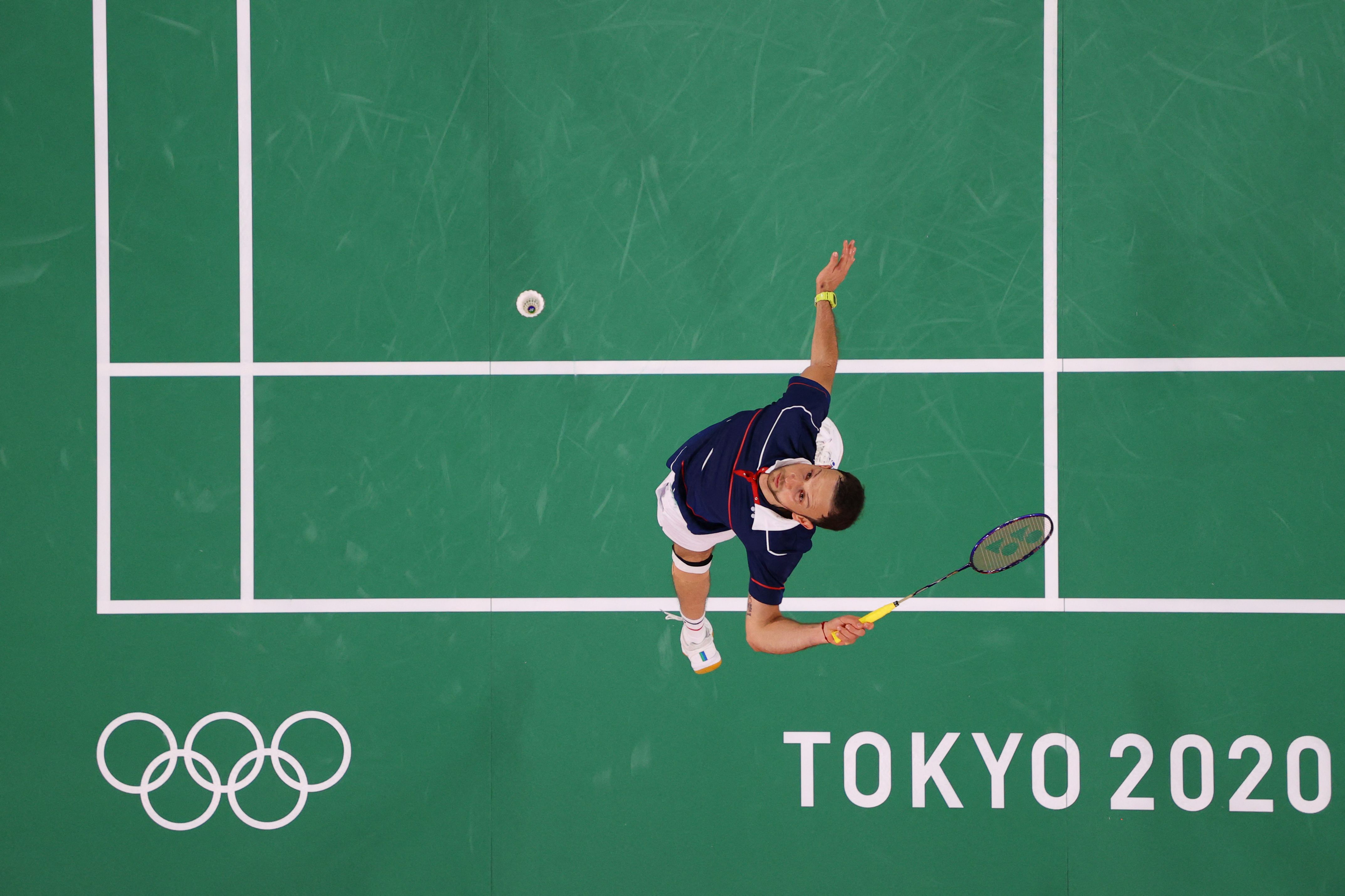 Kevin Cordon lanza un remate ante  Angus Ng Ka Long a quien le ganó y obtuvo su pase a los octavos de final de Tokio 2020. Foto Prensa Libre: AFP.