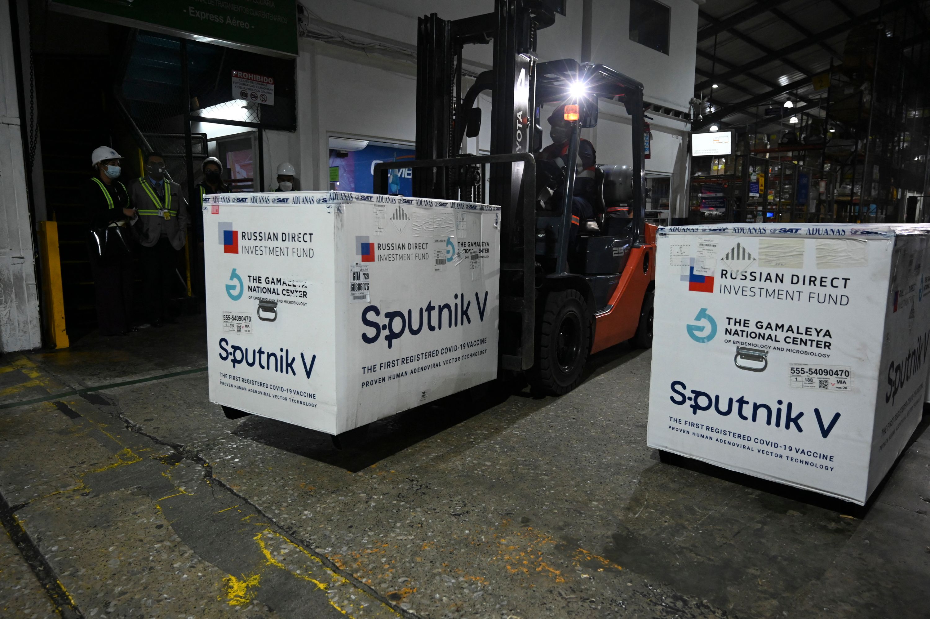 Llegada de vacunas Sputnik V a Guatemala el 16 de junio de  2021, al Aeropuerto Internacional La Aurora. (Foto Prensa Libre: AFP)