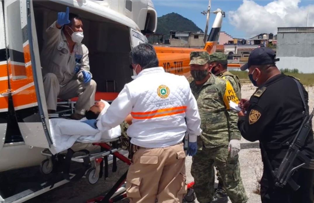 Socorristas atienden a soldados heridos en ataque armado en Chiapas, México. (Foto Prensa Libre: @SSyPC_Chiapas) 