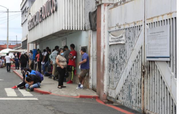 Guatemaltecos acuden a servicios de Salud para hacerse la prueba del covid-19. (Foto Prensa Libre: Elmer Vargas)