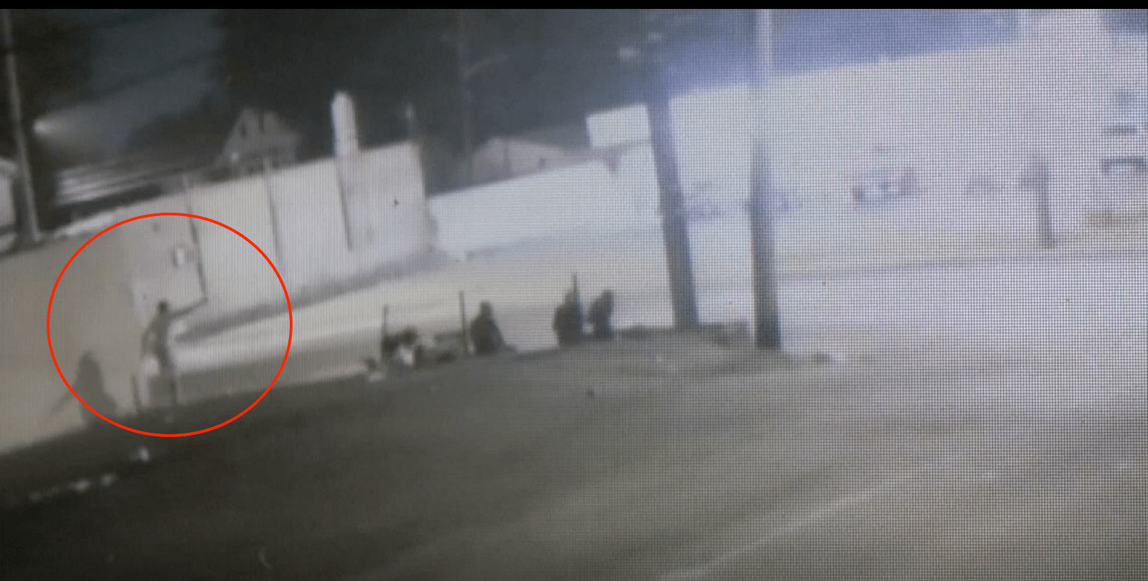 El incidente quedó grabado por una cámara de seguridad. (Foto captura de pantalla video/10tv.com).
