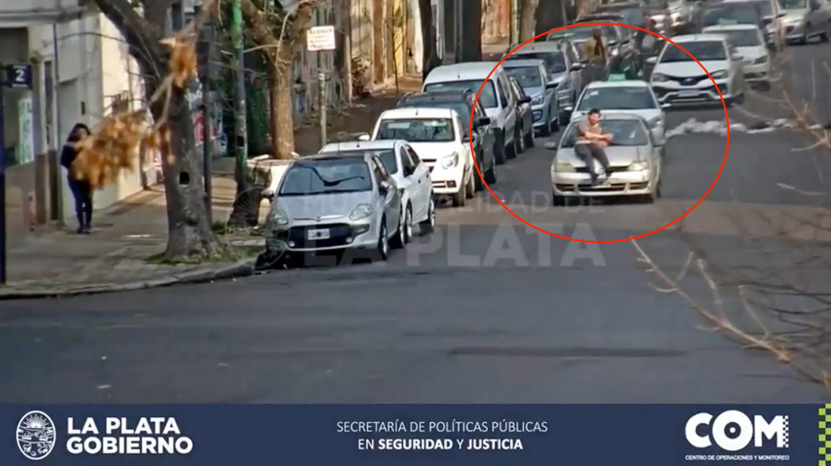 El incidente quedó grabado por las cámaras municipales. (Foto captura de pantalla video: laplata.gob.ar). 