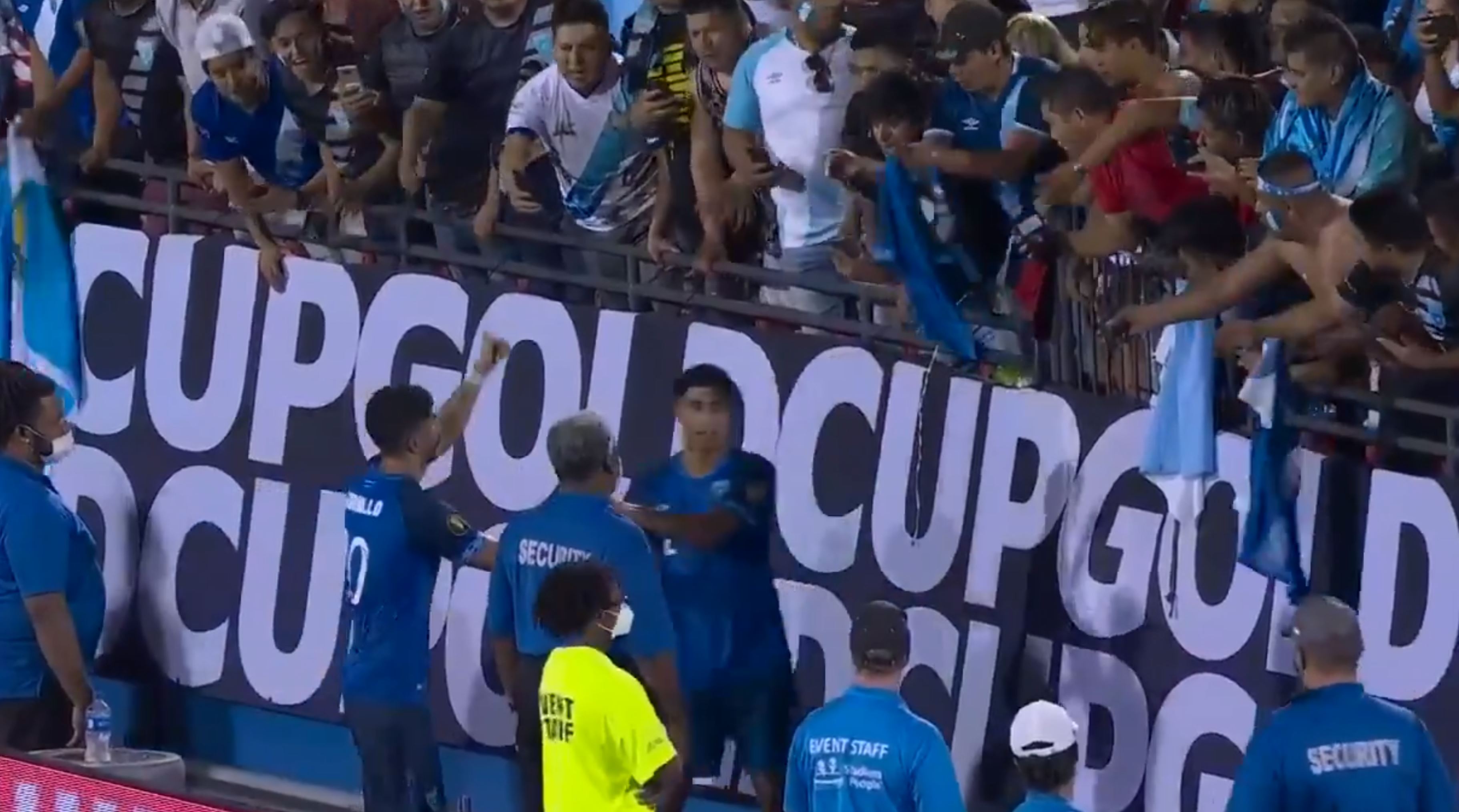 Gerardo Gordillo (20) saca una foto a Moisés Hernández junto a los aficionados guatemaltecos presentes en el Toyota Stadium de Frisco, Texas (Foto Prensa Libre: Concacaf Twitter)