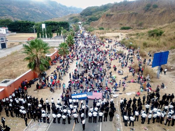 Las tormentas tropicales Eta y Iota agravaron la situación de miles de habitantes en Centroamérica, quienes además buscaban escapar de la violencia y pobreza. (Foto Prensa Libre: EFE)