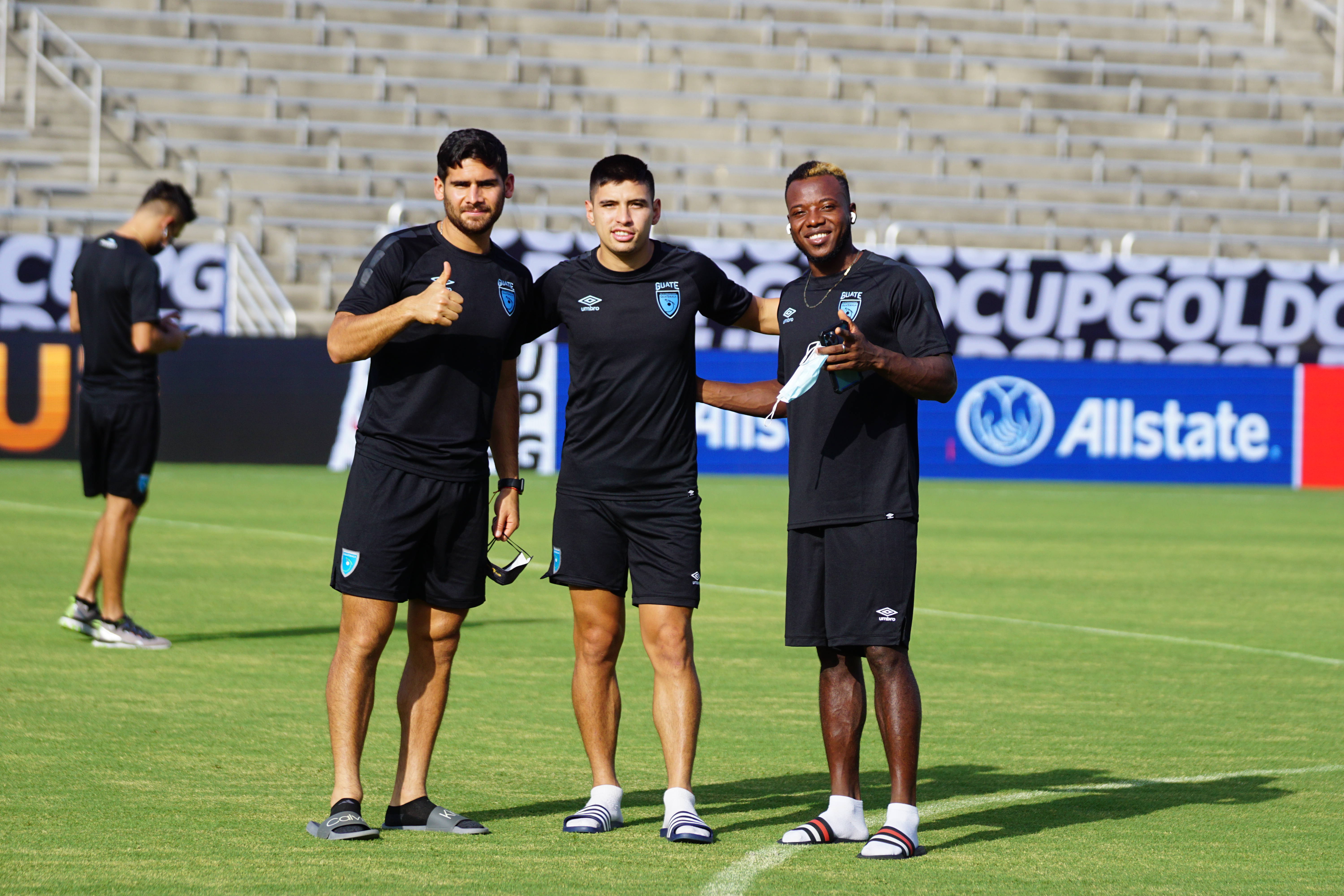 José Pinto, Luis de León y Kervin García durante el reconocimiento de cancha. (Foto Prensa Libre: Fedefut).