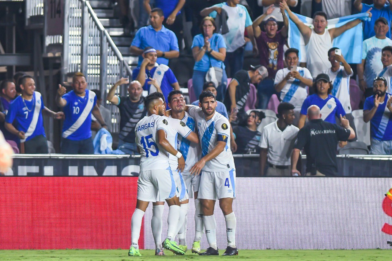 Los jugadores de la Selección de Guatemala festejan uno de los goles frente a Guyana. (Foto Copa Oro).