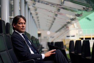 Simone Inzaghi durante su presentación como nuevo entrenador del cuadro neroazzuro. (Foto Prensa Libre: Twitter)