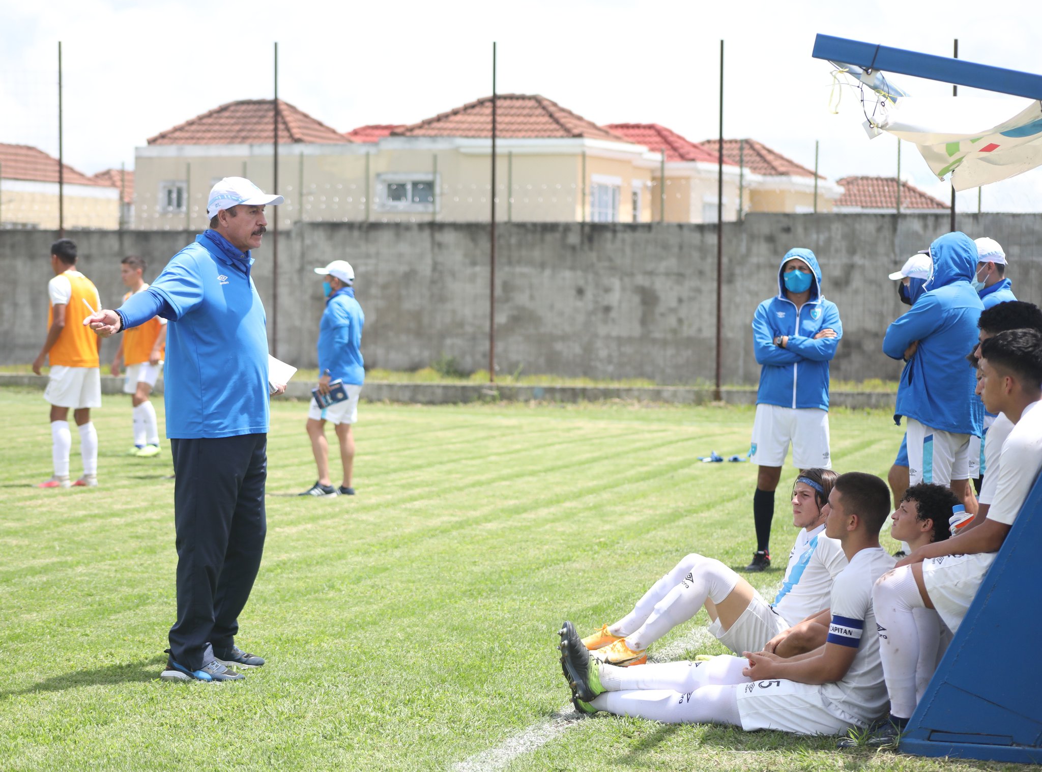 El profesor, Rafael Loredo, dirigiéndose a los sub-20 el jueves pasado en las canchas de Greenfield. (Foto Prensa Libre: Twitter FEDEFUT)