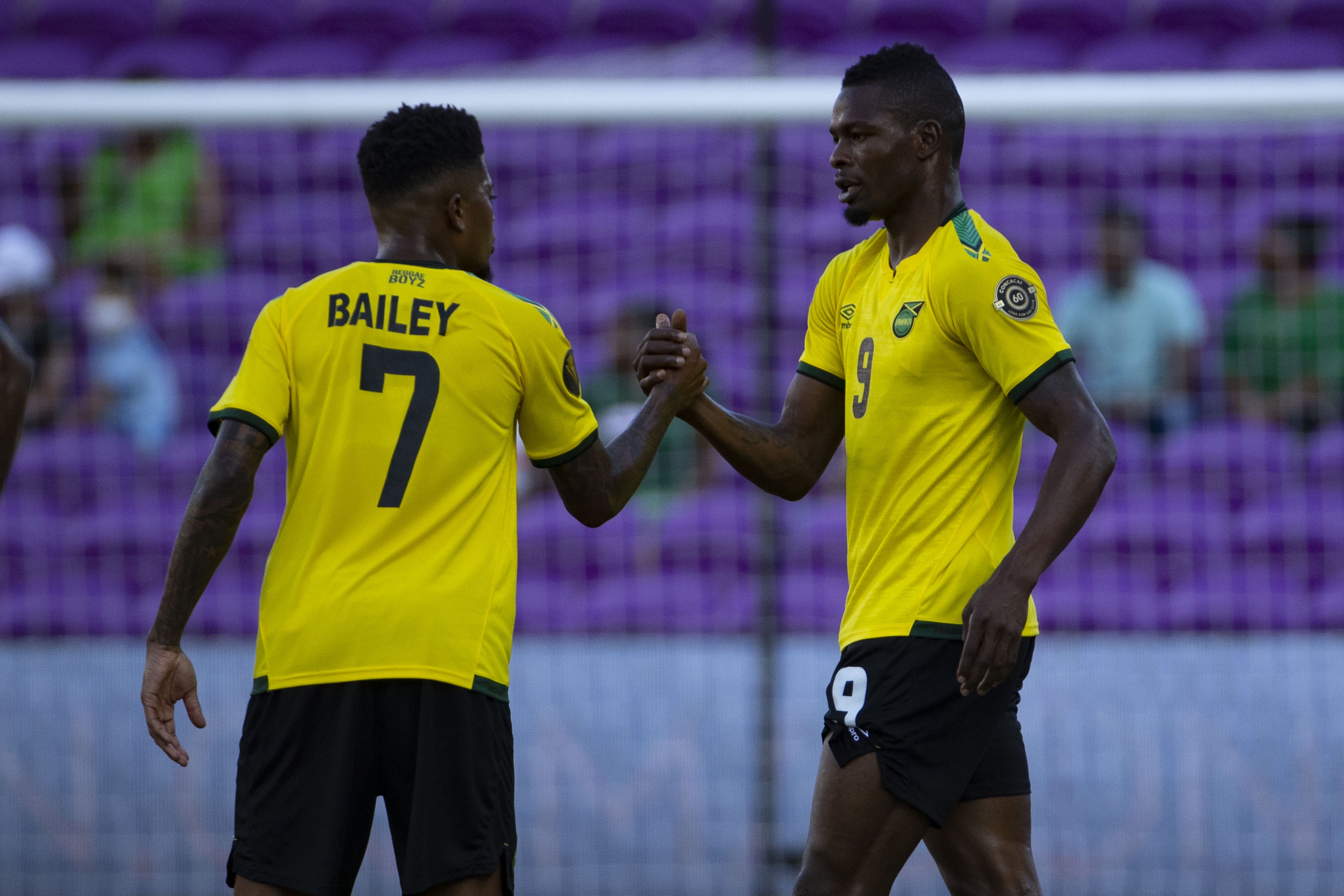 Cory Burke festeja con Bailey el primer gol de Jamaica frente a Guadalupe. (Foto Copa Oro).