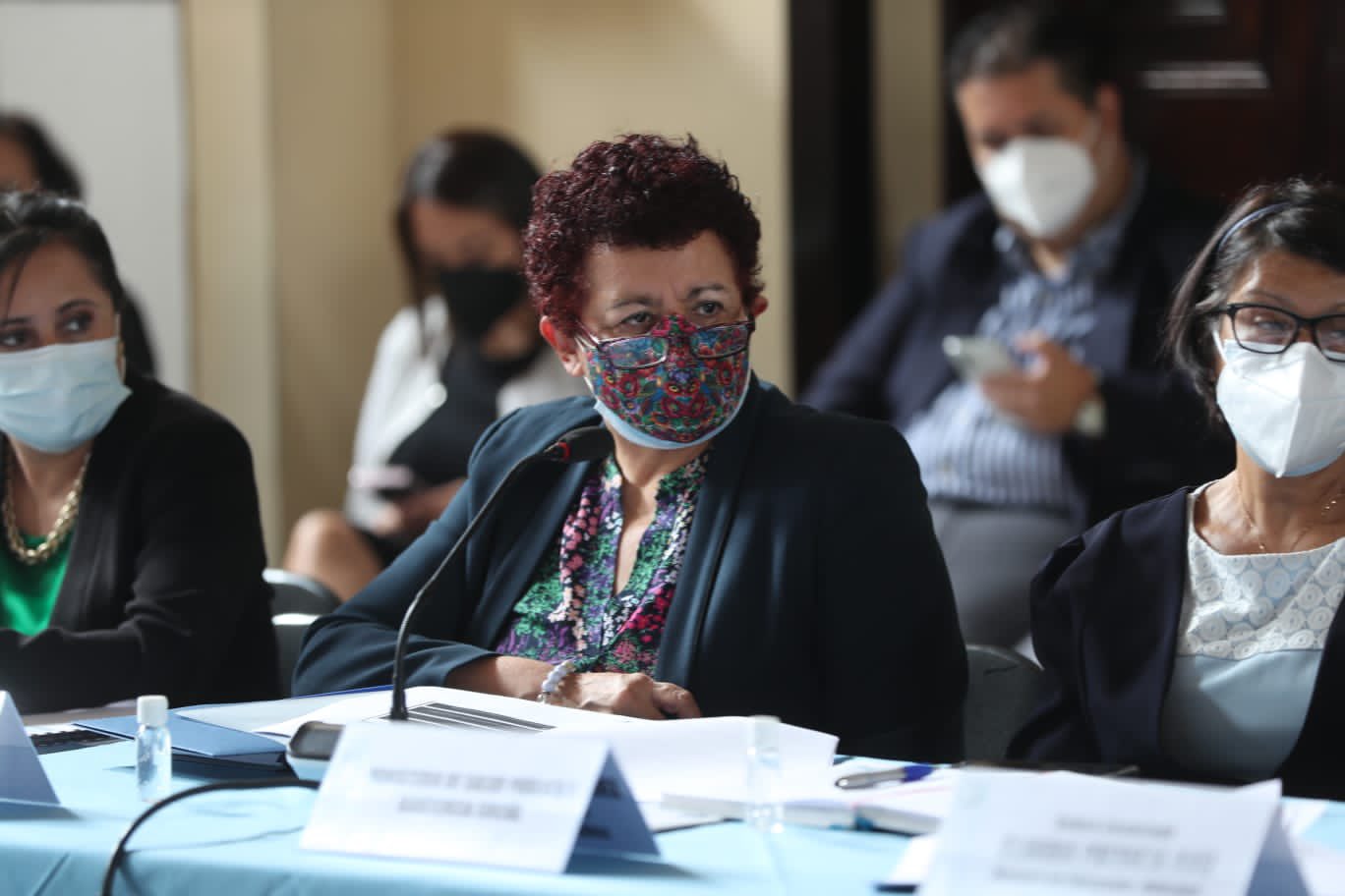 La ministra de Salud, Amelia Flores, explica cómo será la entrega de vacunas rusas. (Foto Prensa Libre: Carlos Kestler)