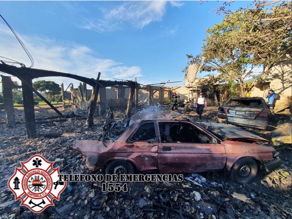 Serios daños a causa de una explosión de una cohetería en Santo Domingo Xenacoj. (Foto Prensa Libre: CBMD)